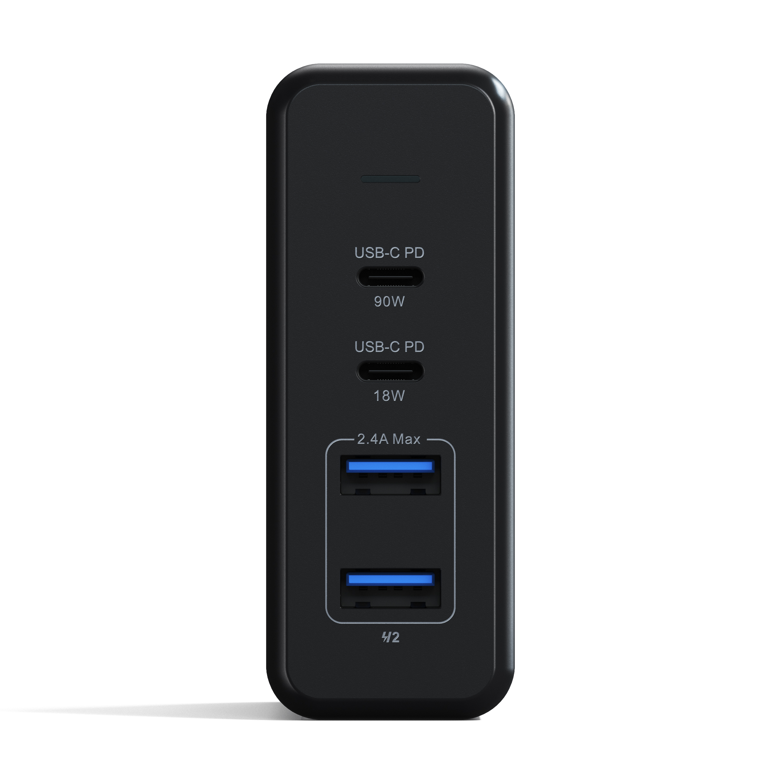 Schwarzes USB-Ladegerät mit zwei USB-C- und zwei USB-A-Anschlüssen. Text zeigt die Leistung pro Anschluss.