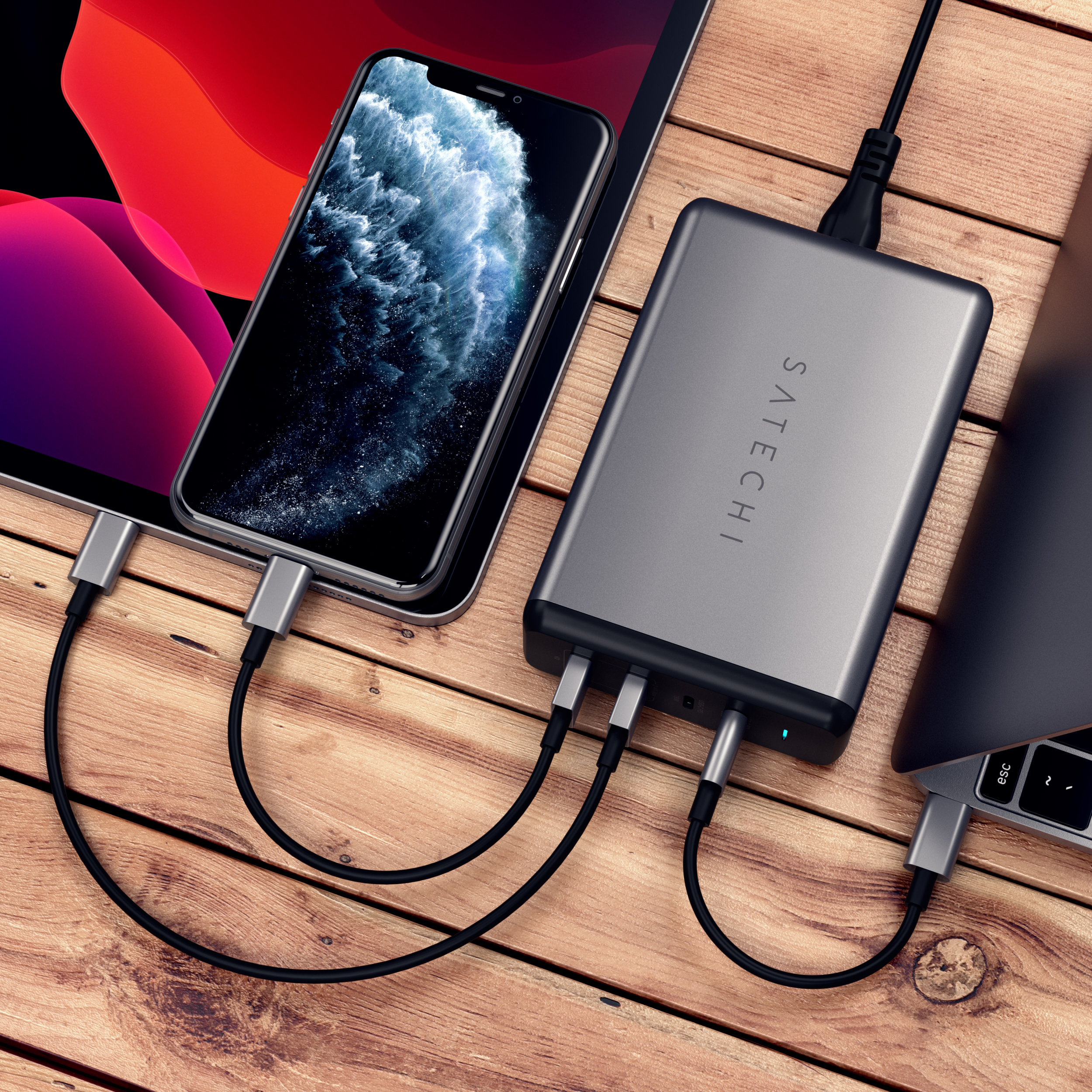 Geräte, die an einen Satechi-Hub angeschlossen sind: Telefon, Tablet und Laptop.