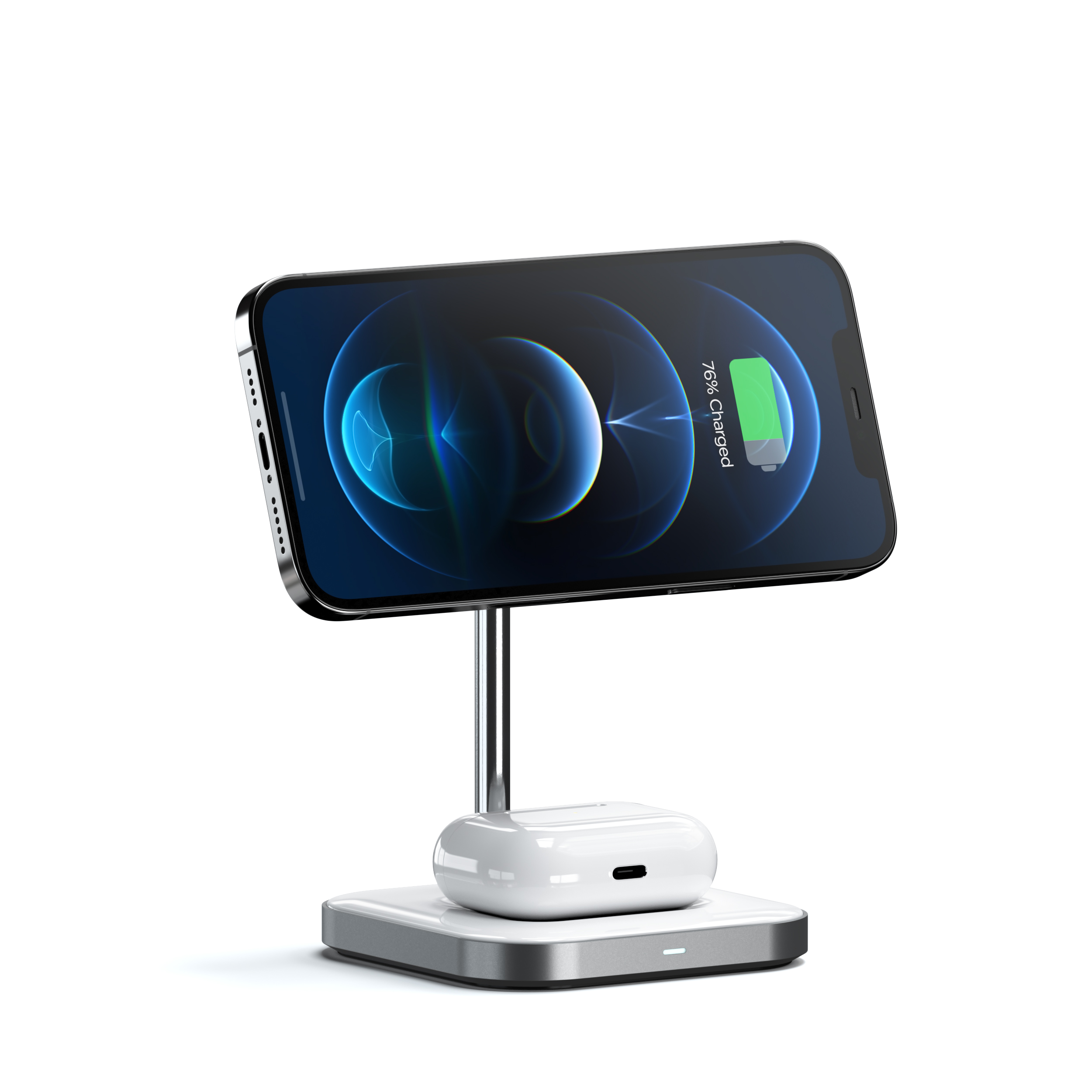 Telefon lädt auf Ständer mit AirPods. Weißer Hintergrund.