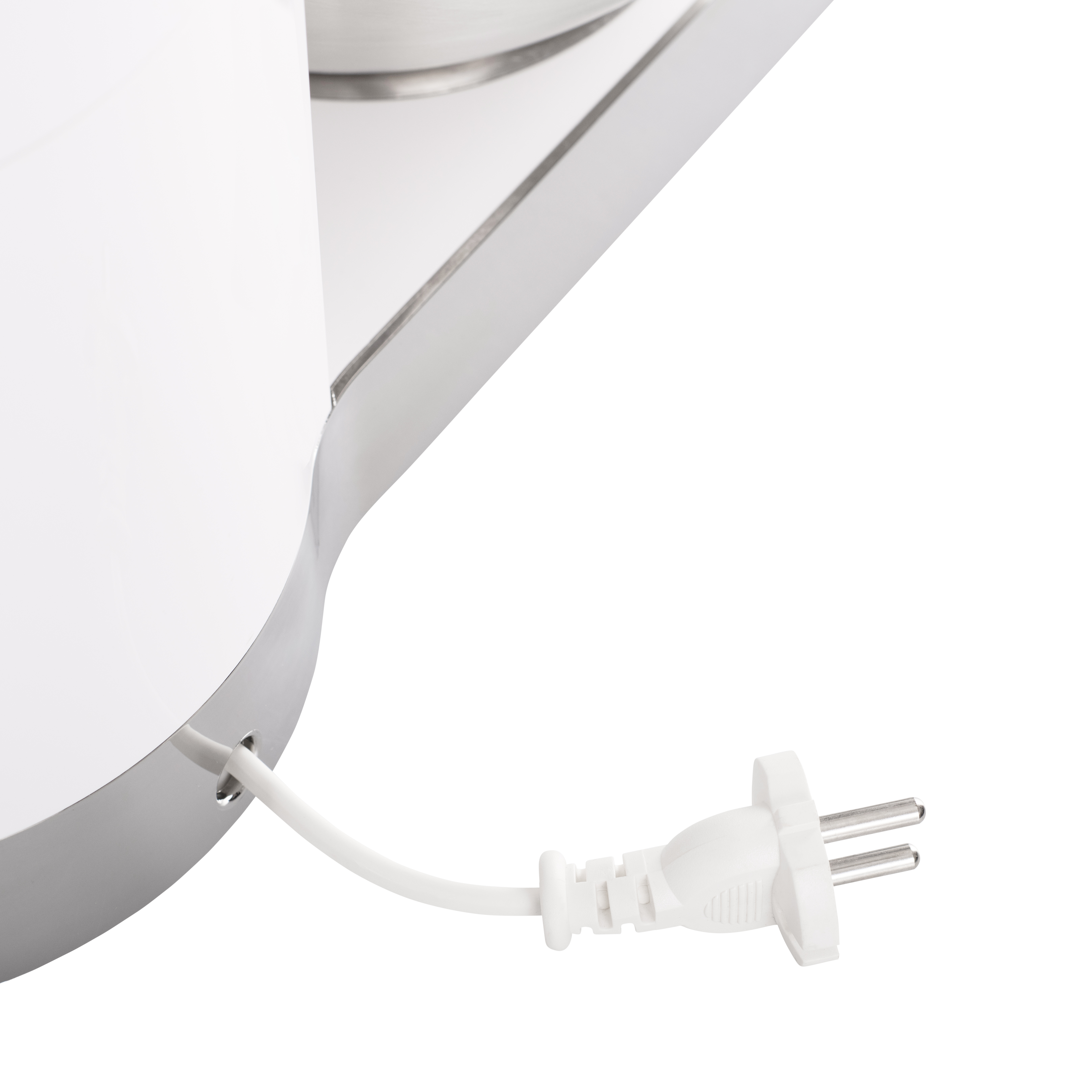 Un bollitore bianco con un cavo bianco e una spina europea che ne esce.