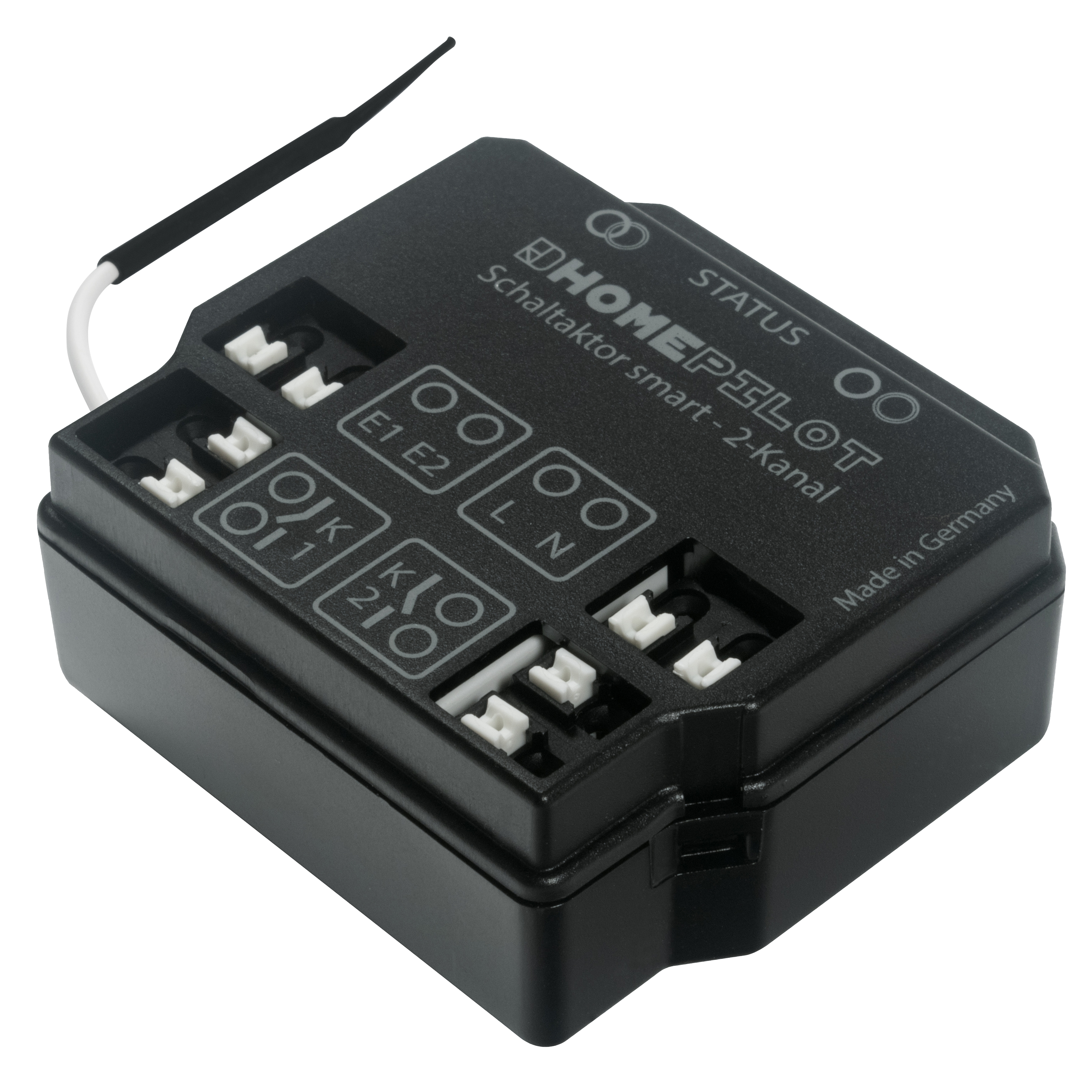 Schwarzes elektronisches Gerät mit weißen Etiketten und Anschlüssen. Weißer Hintergrund.