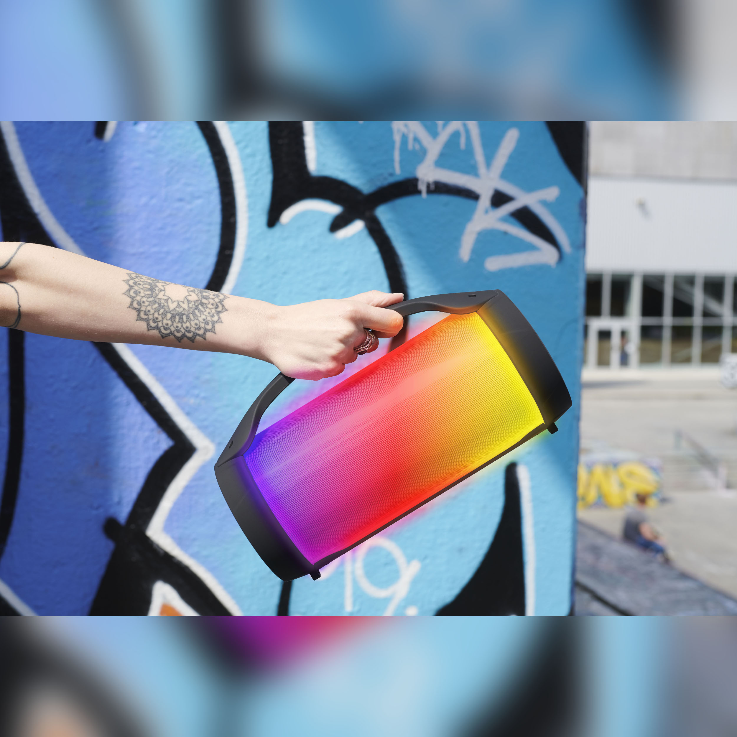 Pudełko z ochraniaczem ekranu i trzy przezroczyste ochraniacze ekranu. Pudełko ma obraz telefonu i tekst.