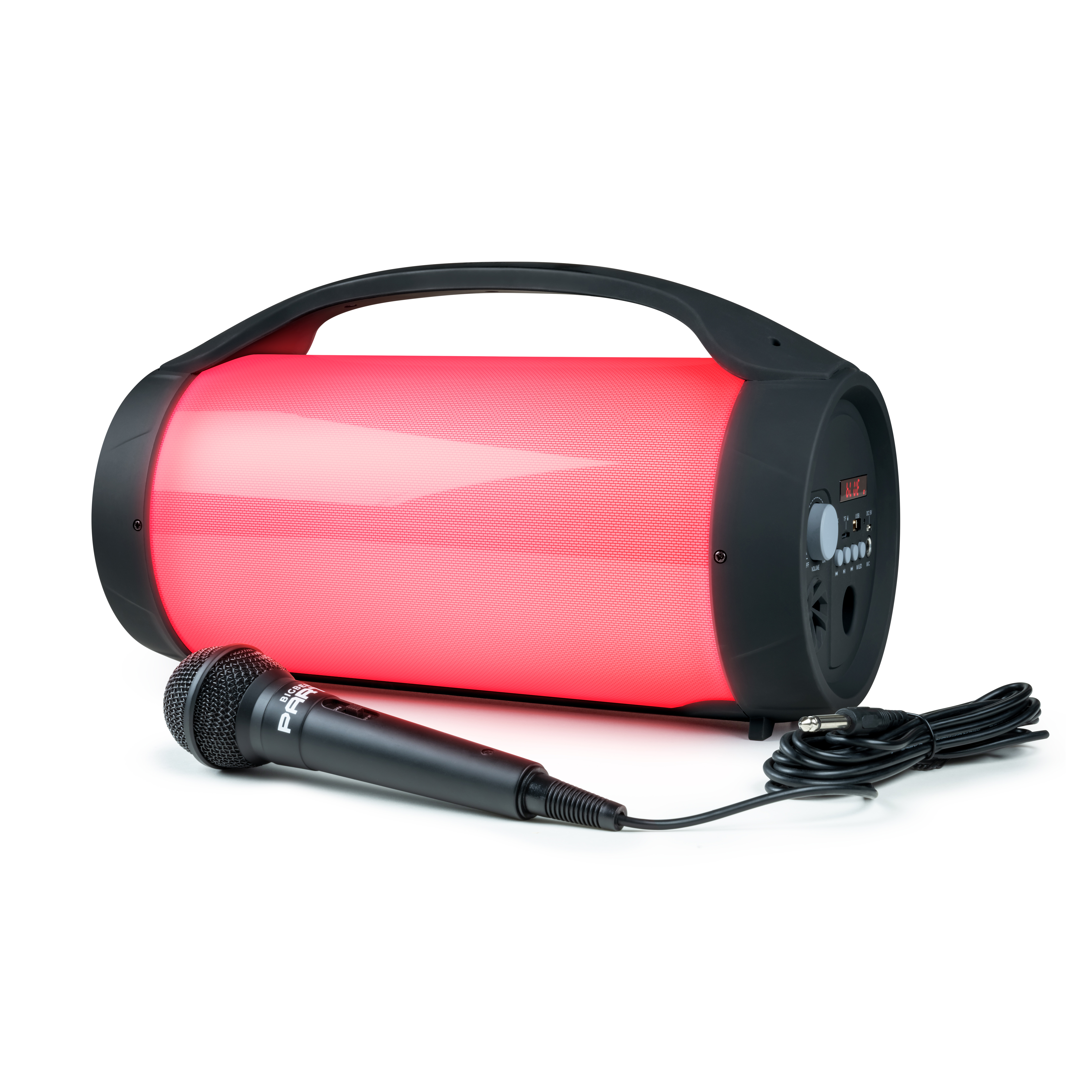 Przenośny głośnik z czerwonym światłem. Mikrofon po lewej. Czarny uchwyt, elementy sterujące z boku.