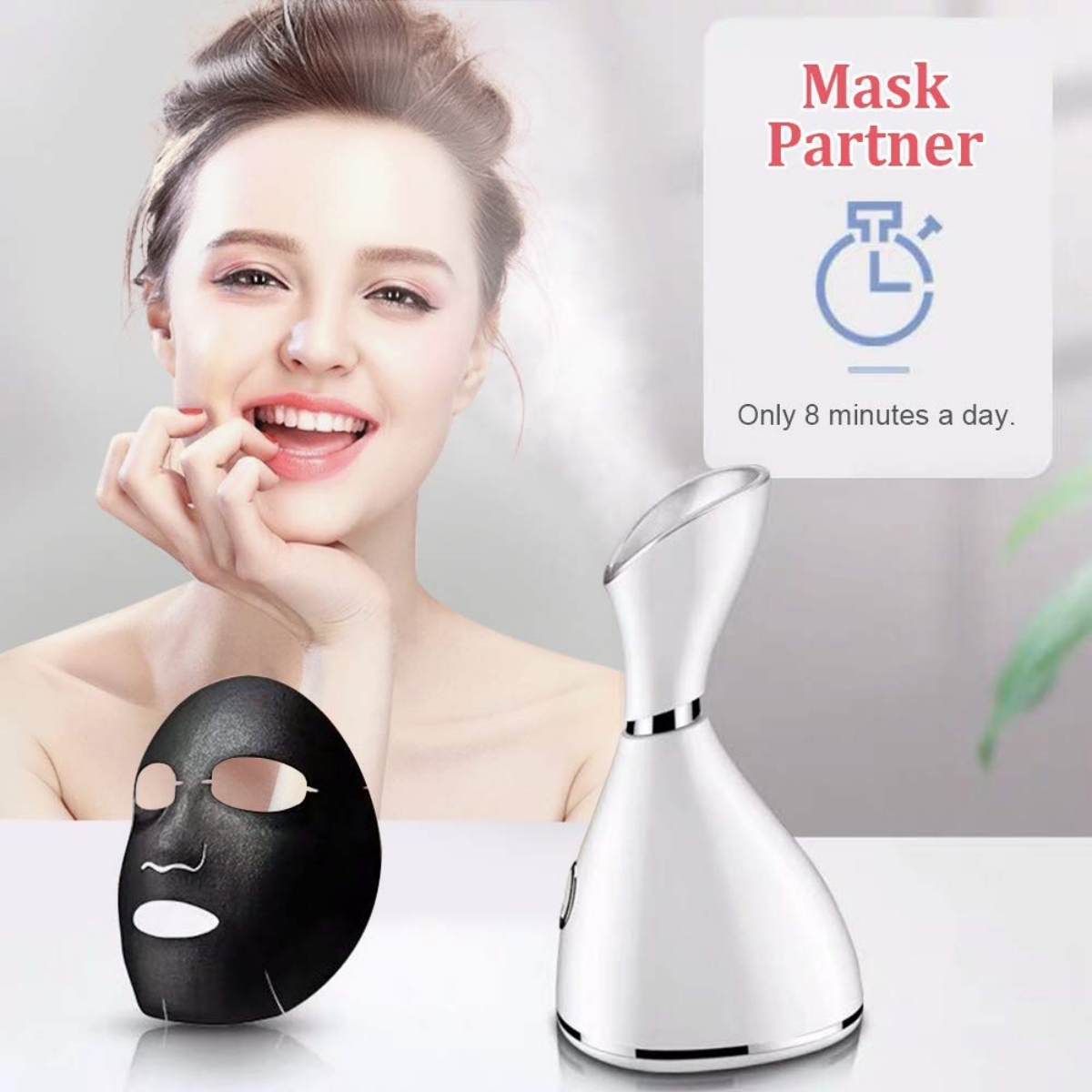 Frau lächelt, eine Maske und ein Gesichtsbedampfer auf dem Tisch. Text lautet: 'Maskenpartner Nur 8 Minuten am Tag.'