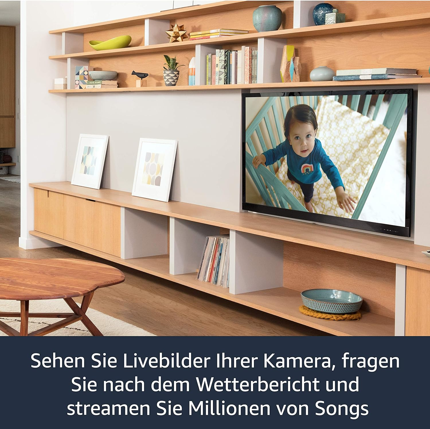 Wohnzimmer mit TV, der ein Baby zeigt. Holzmöbel, runder Tisch und Regale mit Büchern.