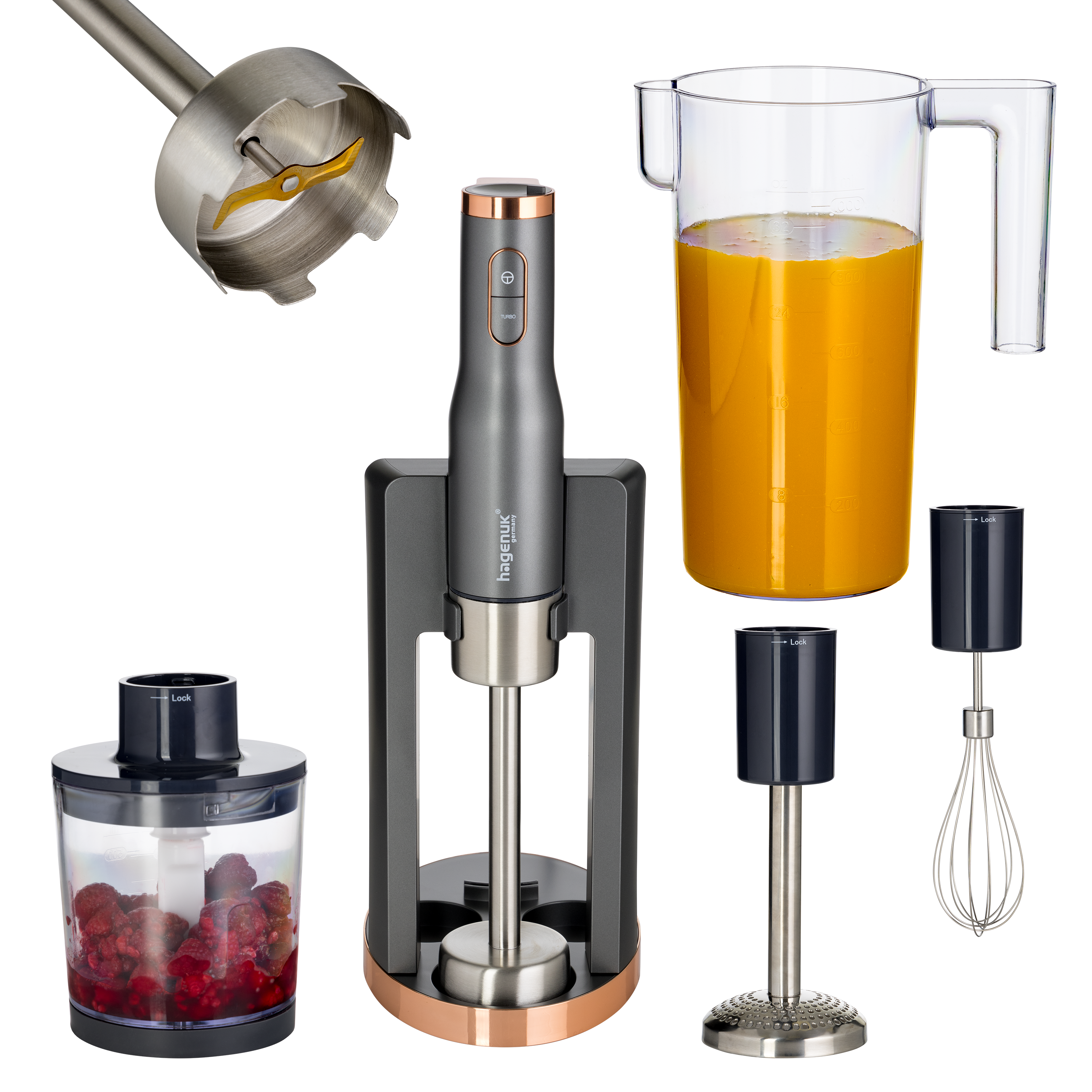 Mixer-Teile, darunter ein Mixer, ein Schneebesen, ein Zerkleinerer und ein Messbecher mit Saft.