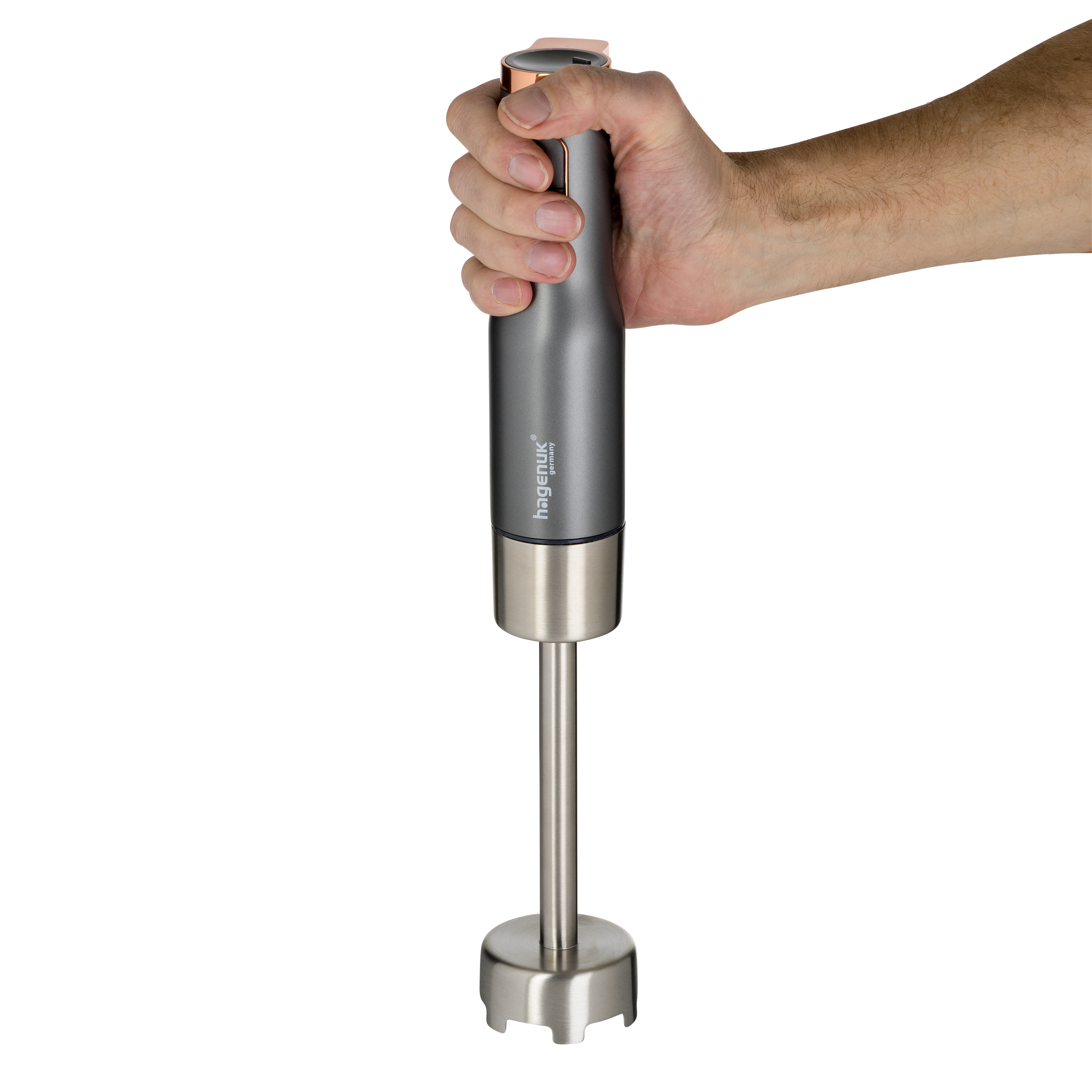 Hand hält einen grauen und silbernen Stabmixer mit schwarzem Hintergrund.