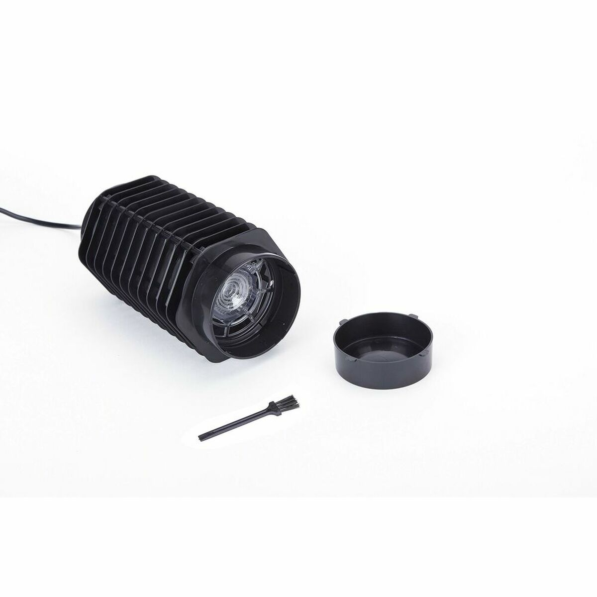 Luz LED cilíndrica negra con tapa negra desmontada y pequeño cepillo negro.
