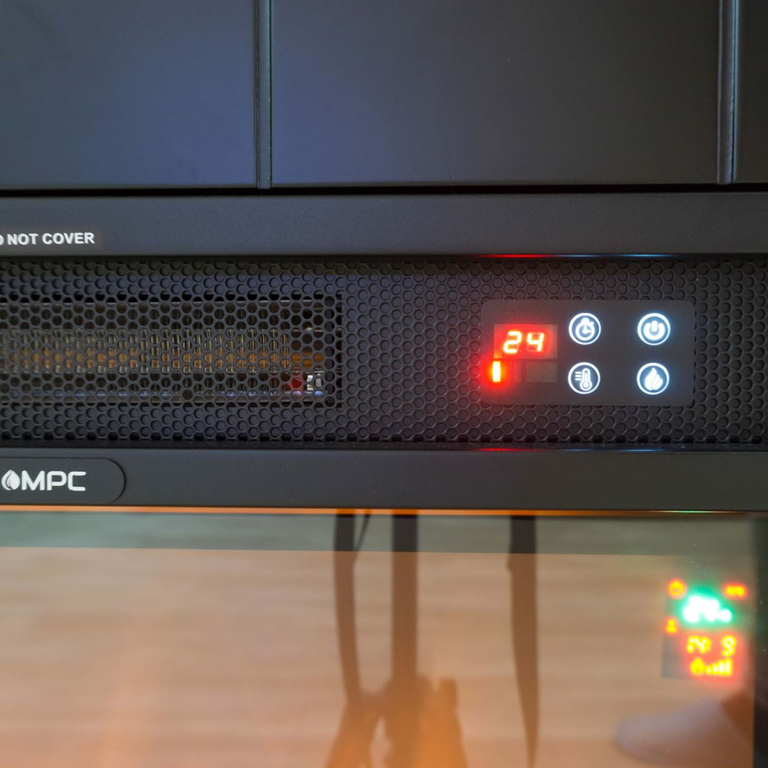 Elektrokamin mit Digitalanzeige zeigt 24. Tasten für Einstellungen sichtbar. Schwarz und Grau.