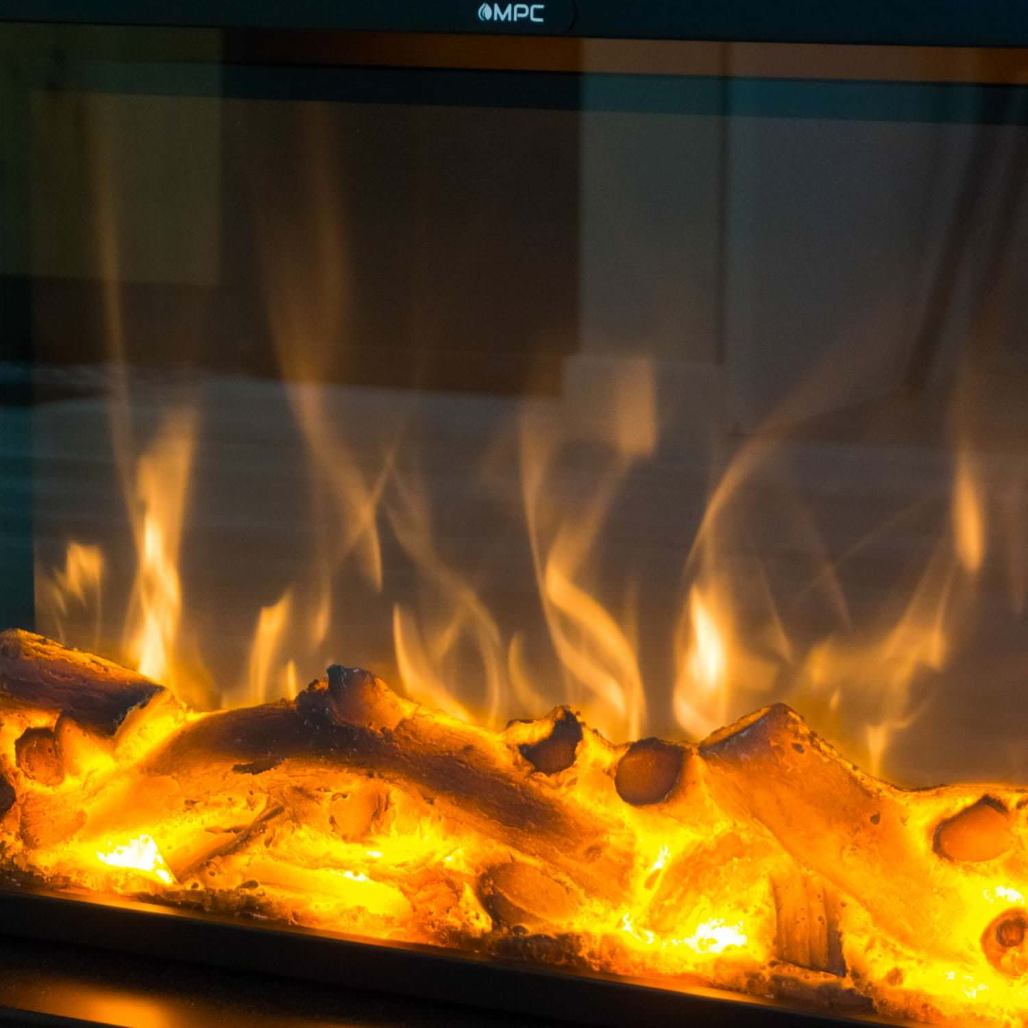 Elektrischer Kamin mit glühenden Holzscheiten und Flammen, dunkler Hintergrund.