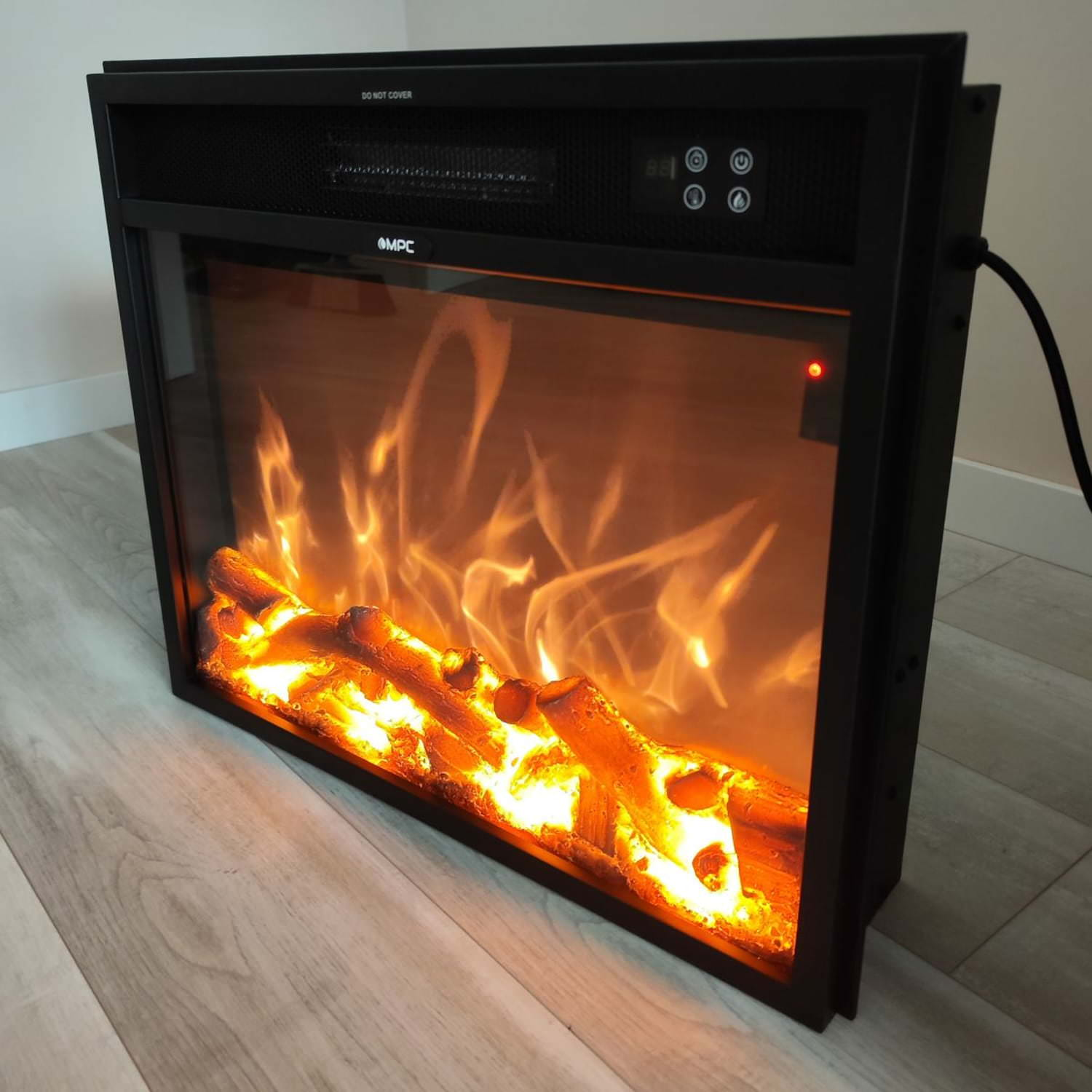 Elektrischer Kamin mit glühenden Holzscheiten und Flammen. Der Kamin ist schwarz und steht auf Holzboden.