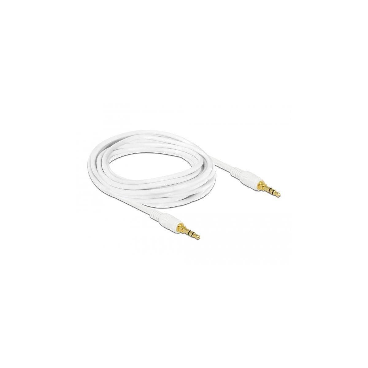 Ein weißes Audiokabel, aufgerollt, mit goldfarbenen Steckern auf weißem Hintergrund.