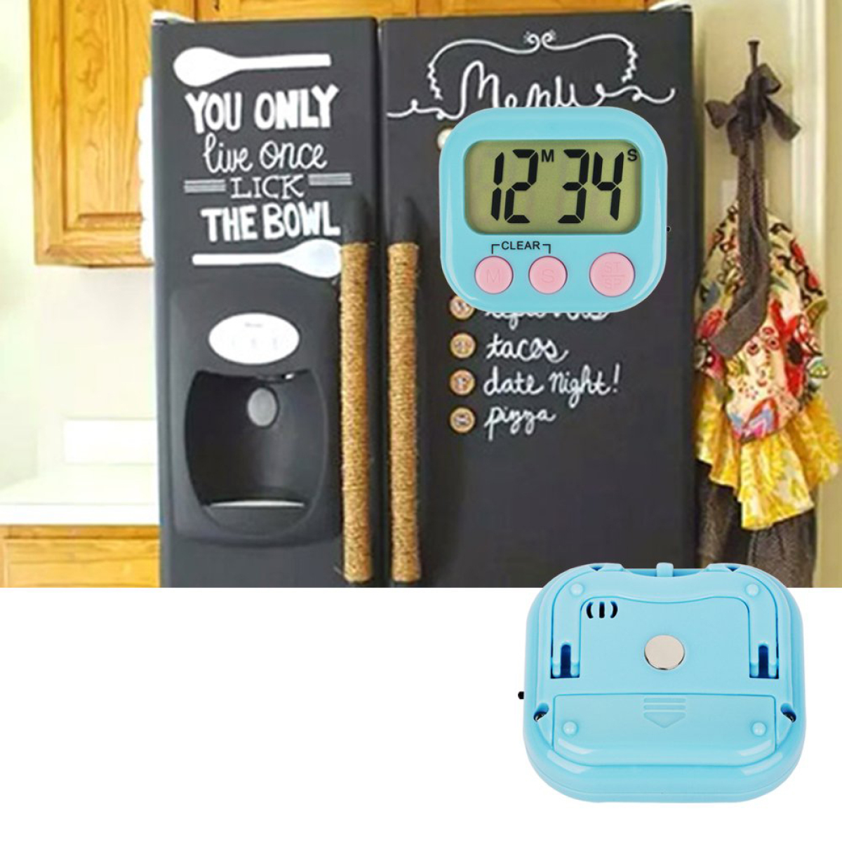 Ein blauer digitaler Küchentimer mit einer Tafel und einem Menü im Hintergrund.