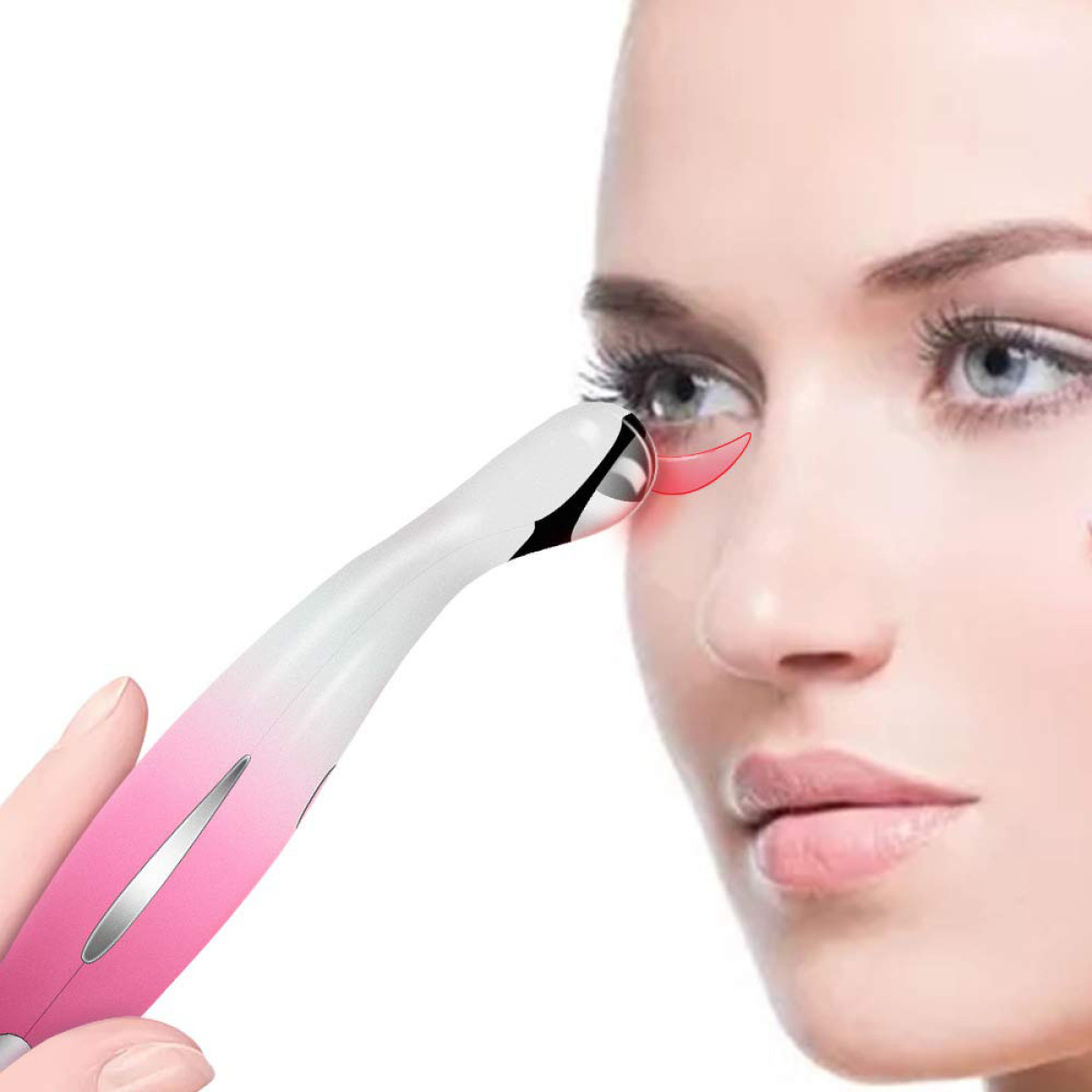 Gesicht und Auge einer Frau mit einem rosa-weißen Augenmassagegerät.