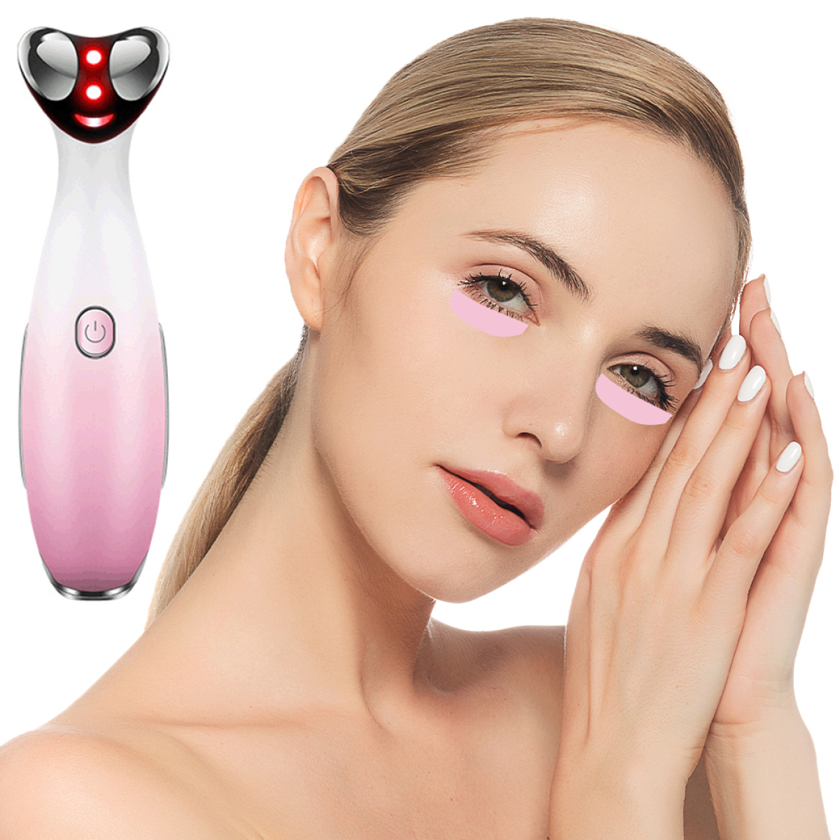Eine Frau mit rosa Augenpflastern hält ein rosa Gesichtspflegegerät.