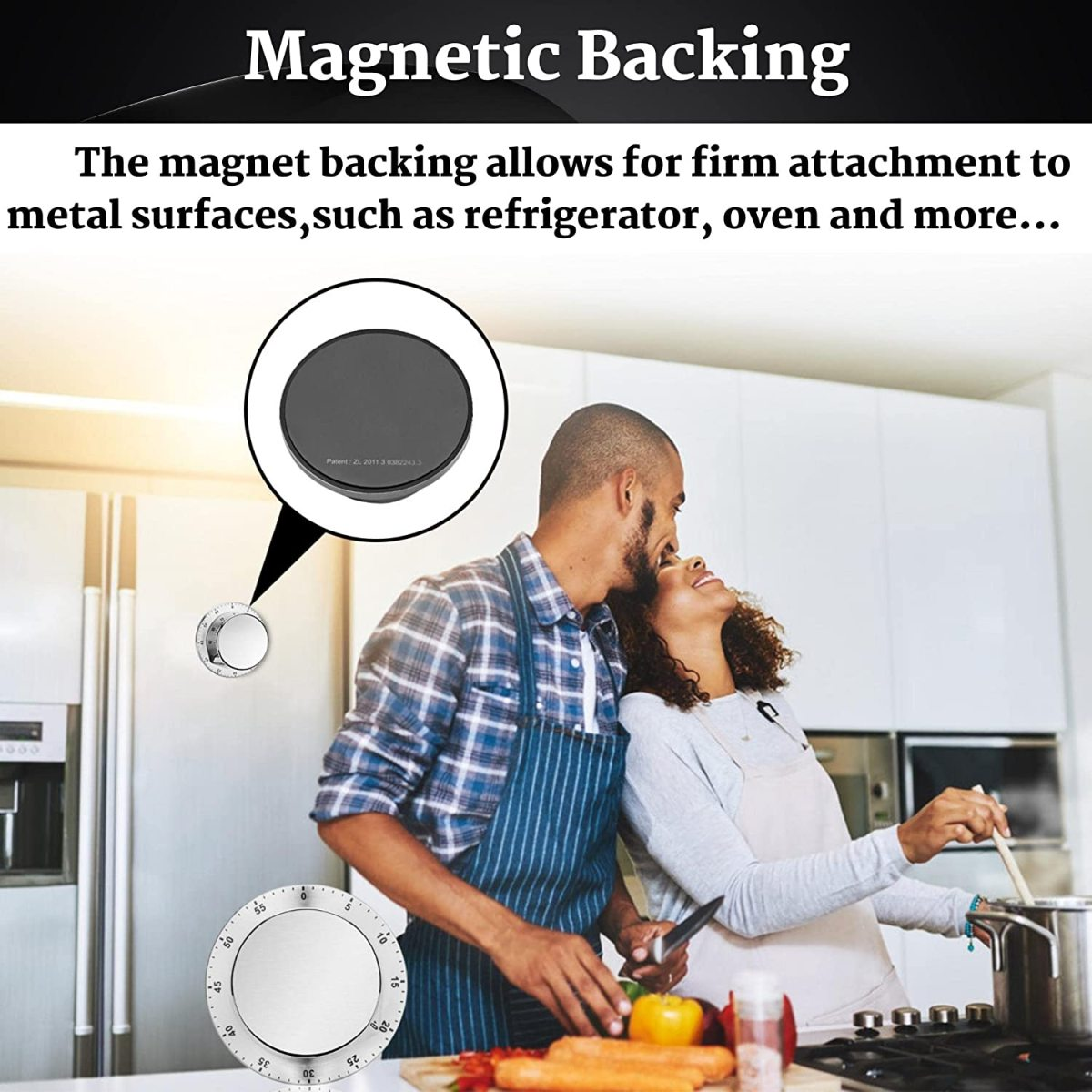 Paar in der Küche, mit Timer und Magnetrücken.