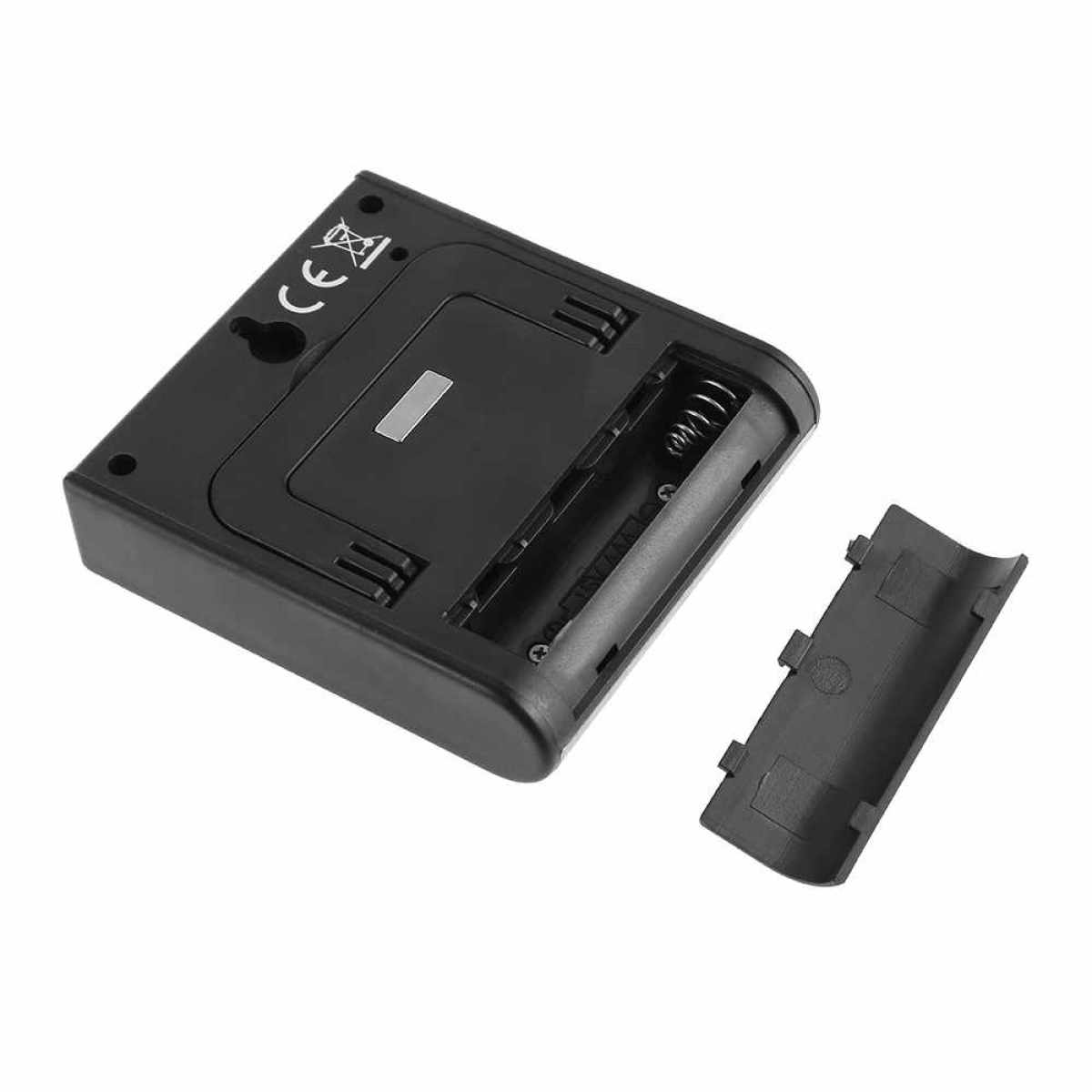 Ein schwarzes Batteriefach mit geöffnetem Deckel auf weißem Hintergrund.