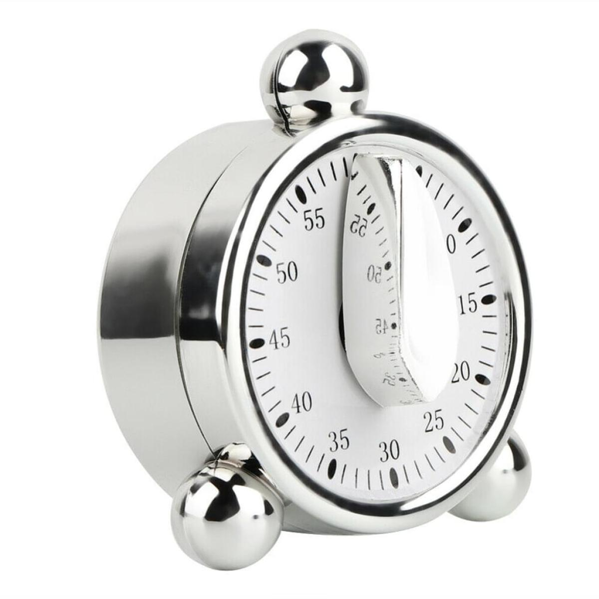 Silberner Timer mit drei Füßen und einem Zifferblatt mit Zahlen. Der Timer steht auf weißem Hintergrund.