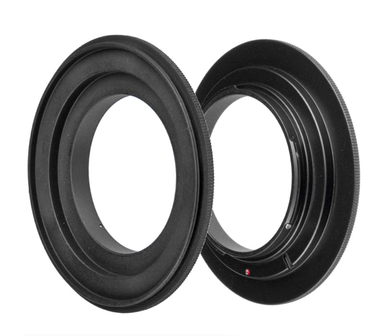 Zwei schwarze Objektivadapterringe. Die Ringe sind kreisförmig und haben Gewinde.