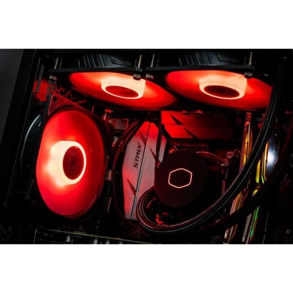Primo piano dei componenti interni di un computer con ventole rosse luminose. Scheda Strix e un dissipatore.