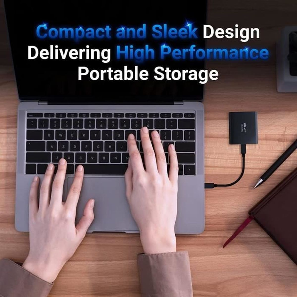 Laptop z piszącymi rękami, małe urządzenie pamięci masowej i długopis na drewnianym biurku.