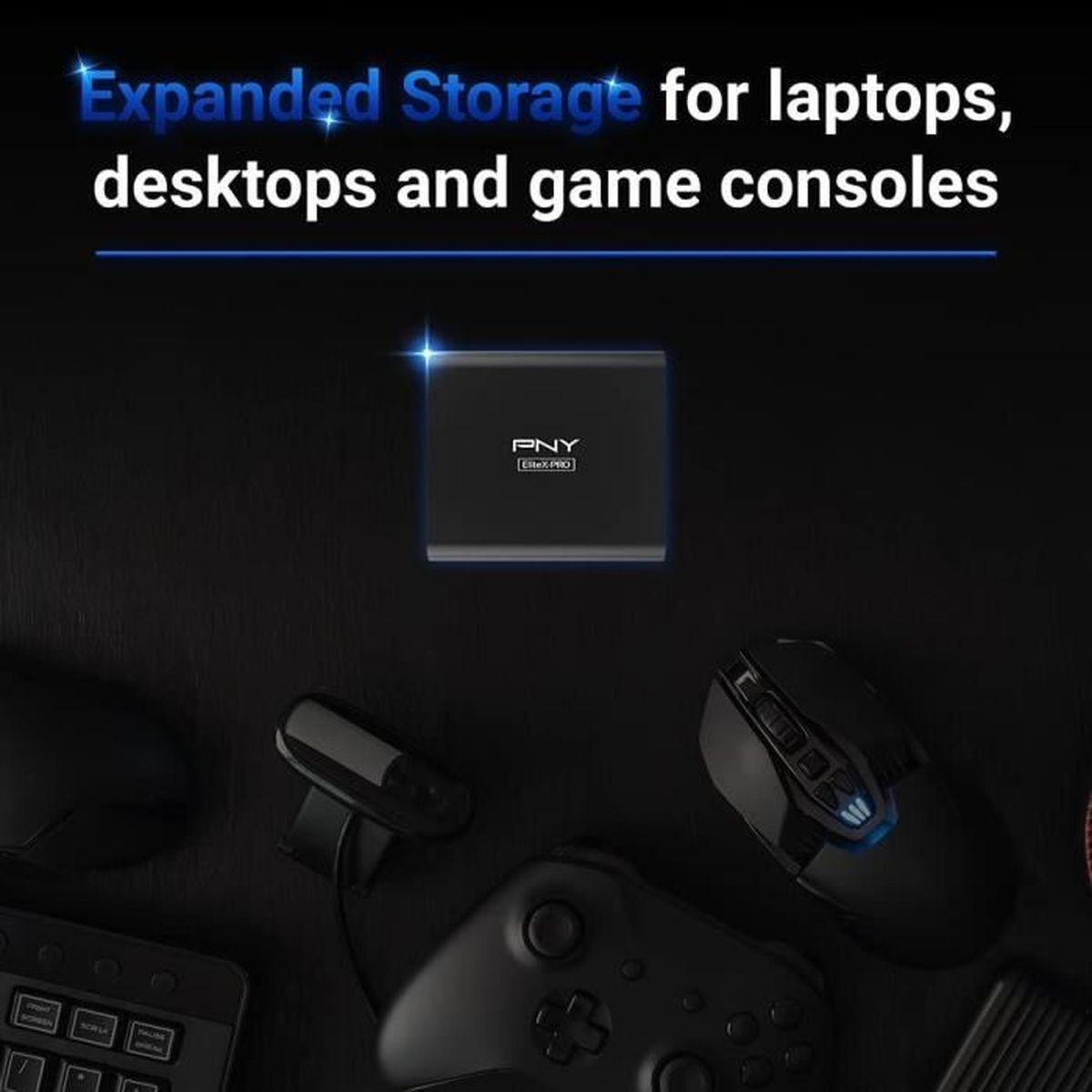 Widok z góry na elektronikę i tekst. Czarny zewnętrzny dysk twardy otoczony peryferiami.