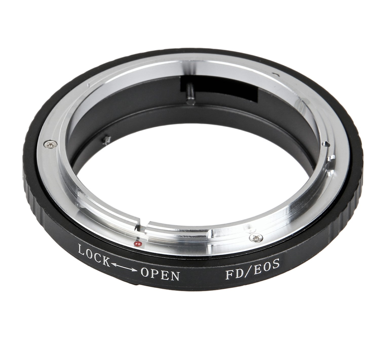 Ein Metall-Objektivadapter mit Markierungen für Verriegelung und Öffnung sowie FD/EOS.