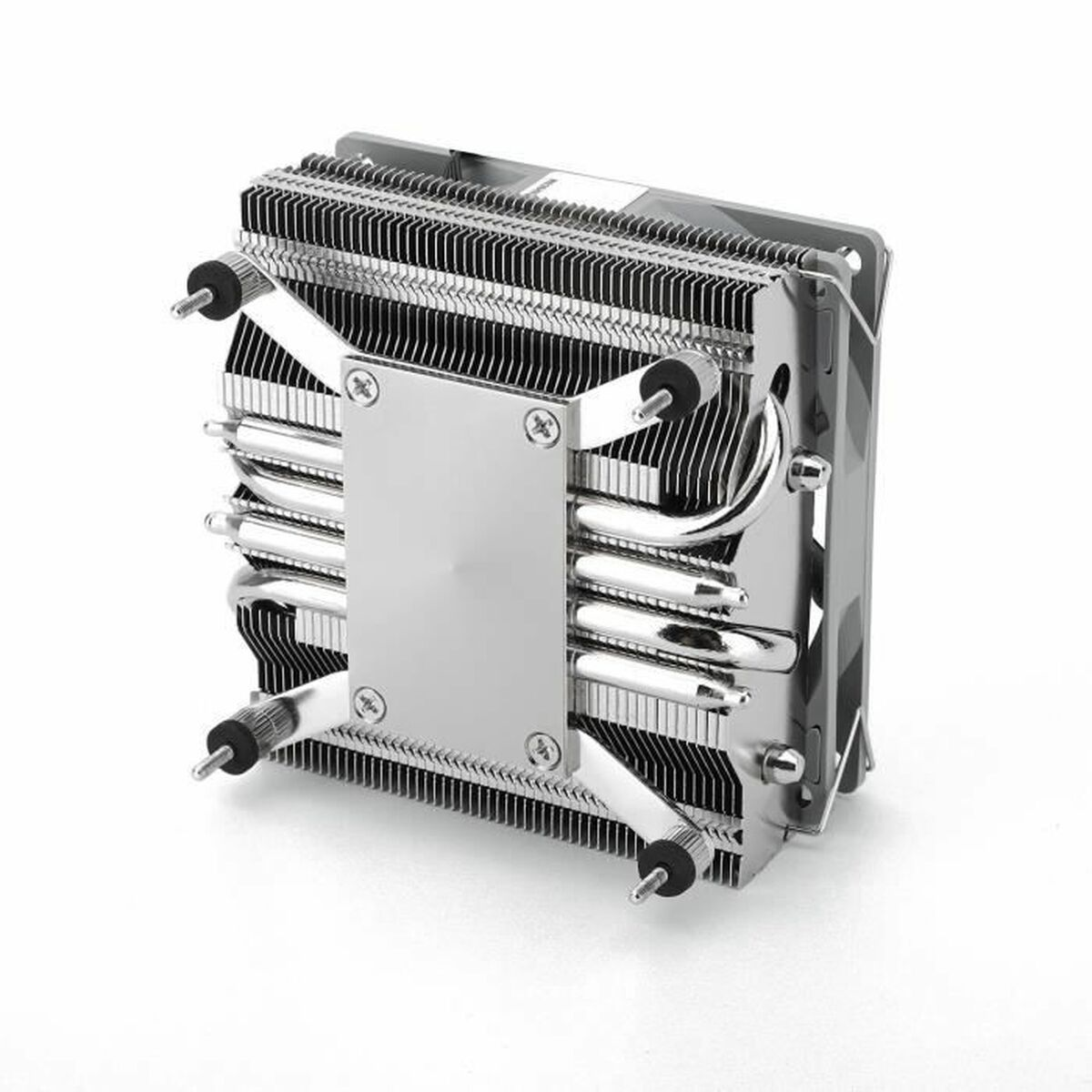 Ein silberner Computer-CPU-Kühler auf weißem Hintergrund wird gezeigt.