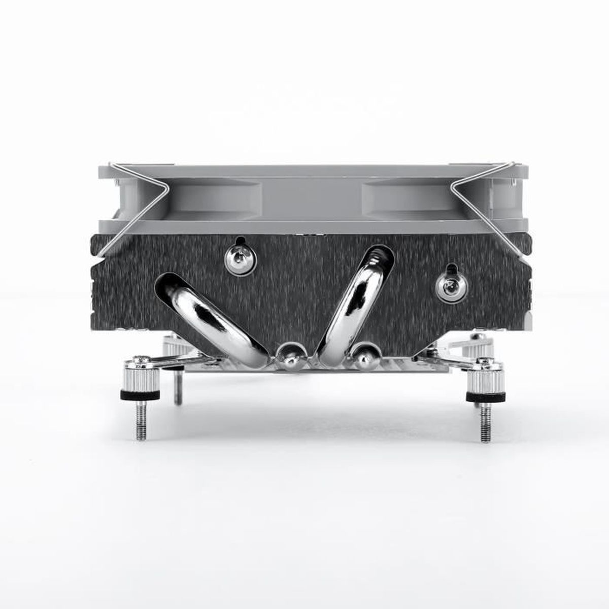 Ein Computerkühler mit Heatpipes und einem Lüfter. Er ist grau und metallisch, vor weißem Hintergrund.