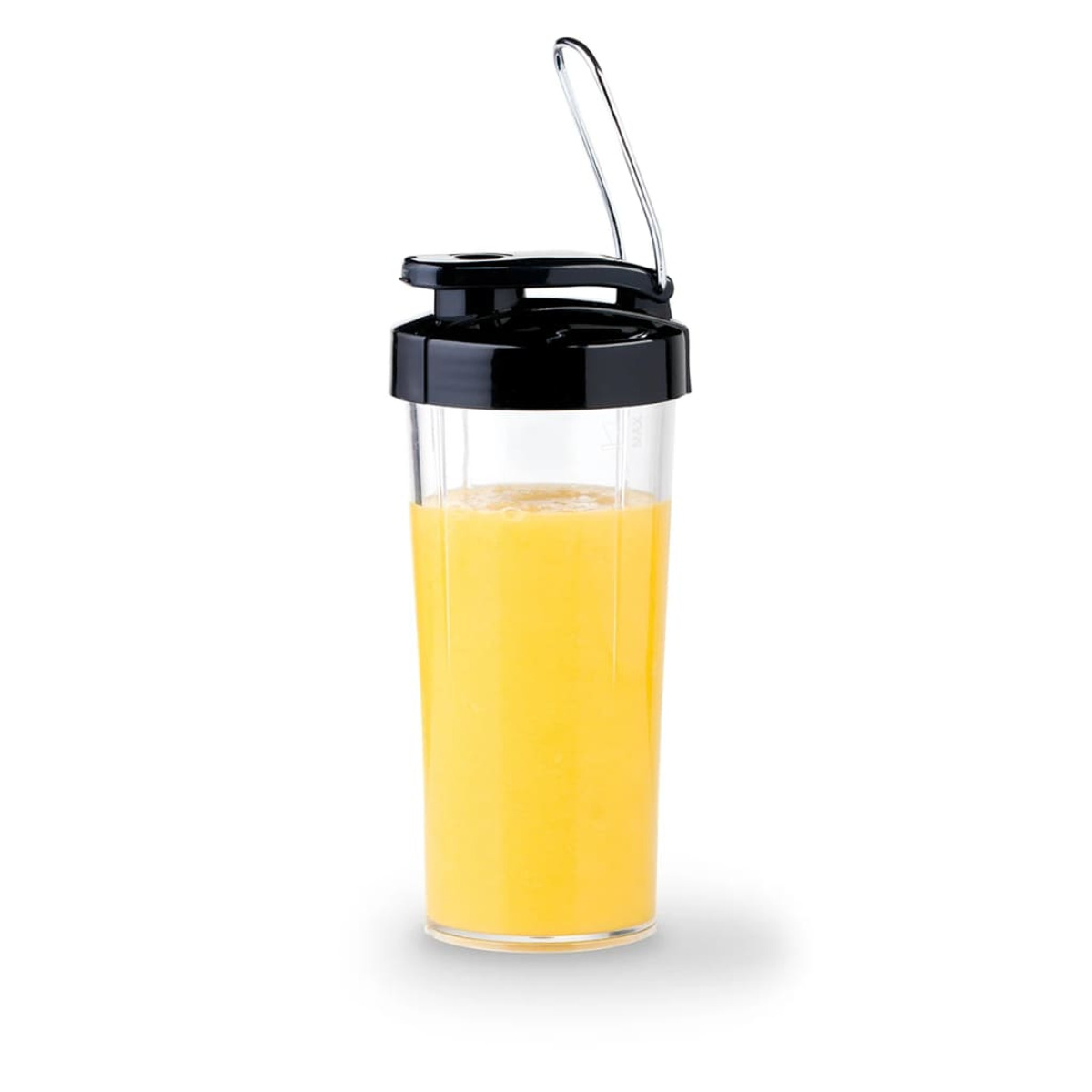 Een doorzichtige plastic blenderbeker met oranje vloeistof, afgedekt met een zwart deksel en draagbeugel.