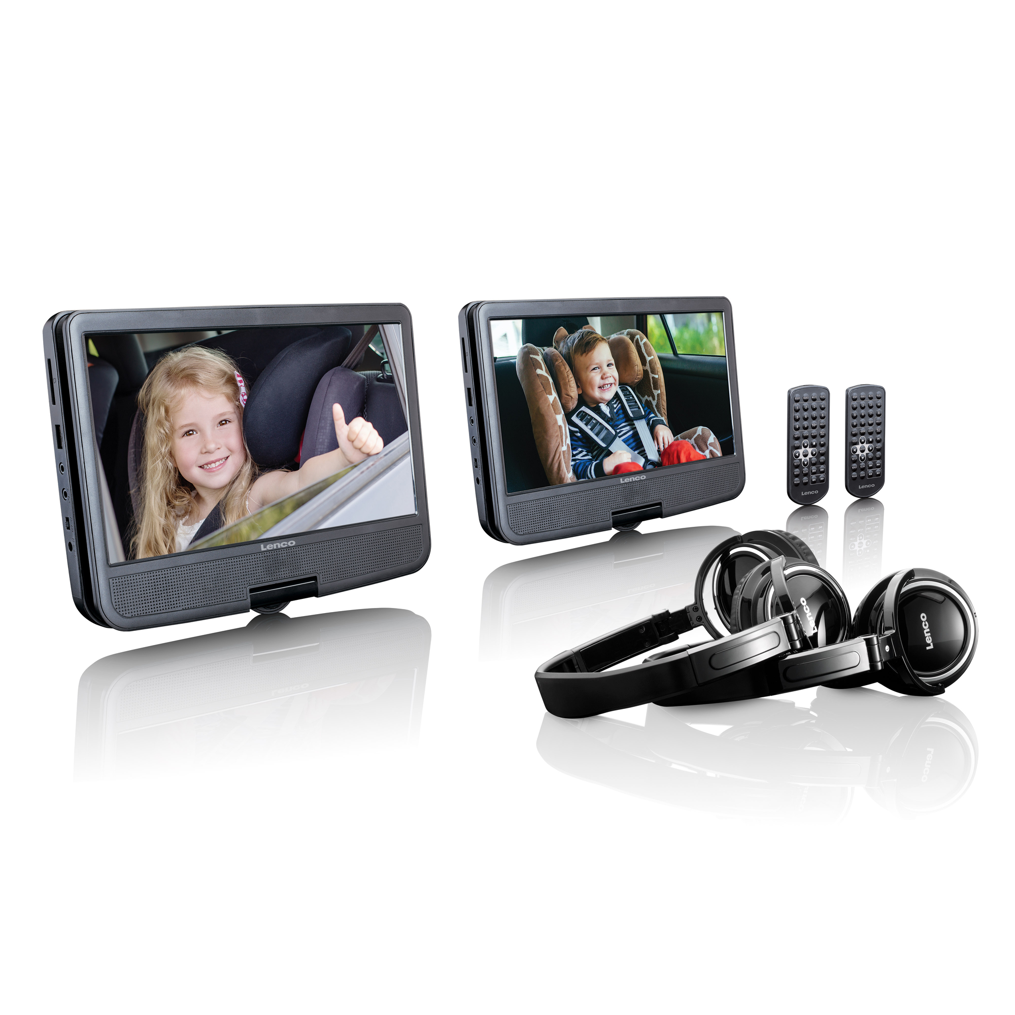 Zwei tragbare DVD-Player, Kopfhörer und Fernbedienungen auf weißem Untergrund. Auf jedem Bildschirm ist ein Kind zu sehen.