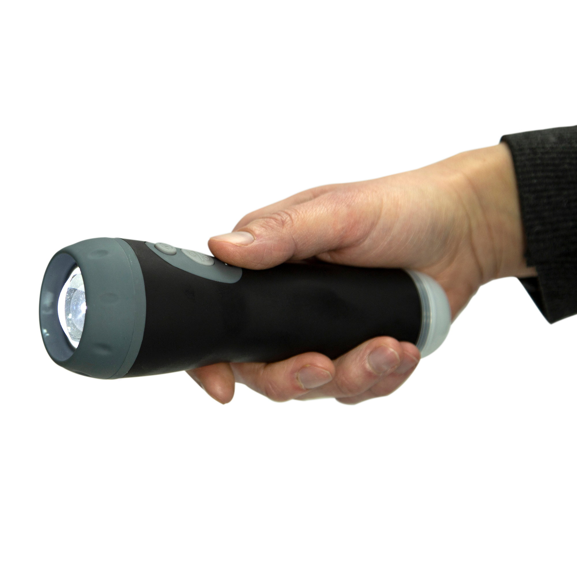 Dłoń trzymająca czarną i szarą latarkę z jasnym światłem.