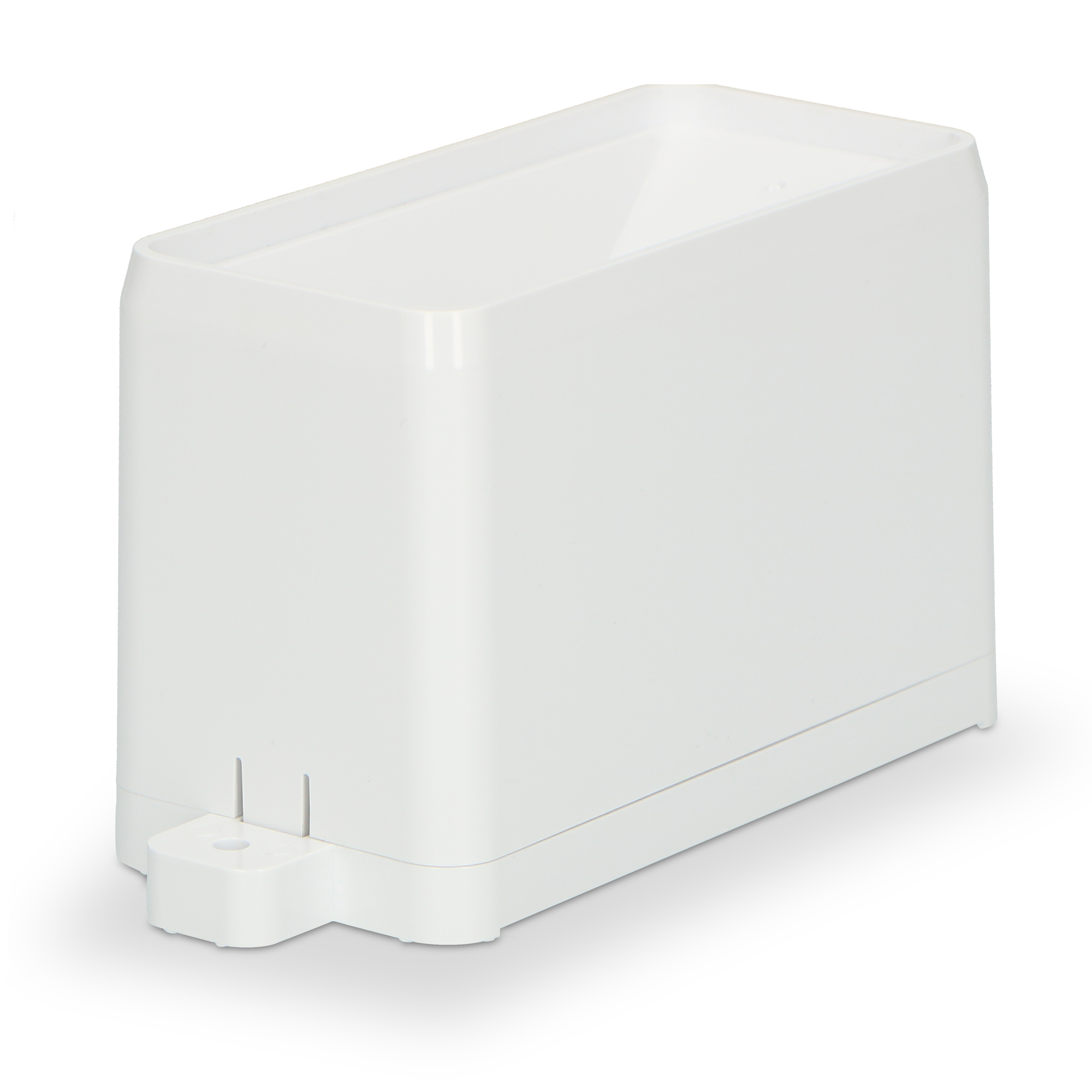 Biały prostokątny pojemnik z tworzywa sztucznego z małą podstawą. Białe tło.