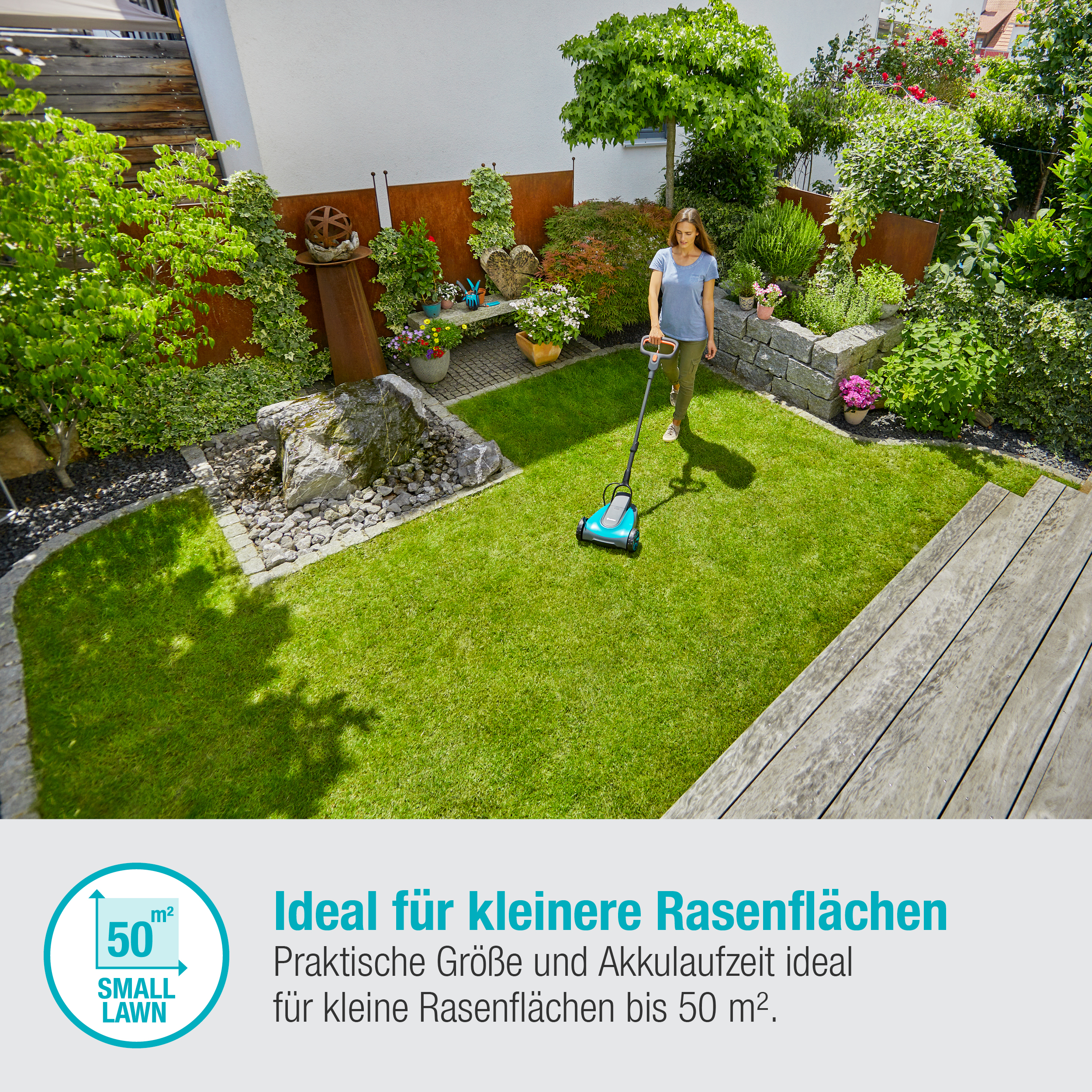 Frau benutzt einen türkis Rasenmäher, grüner Rasen, Schild für kleinen Rasen.