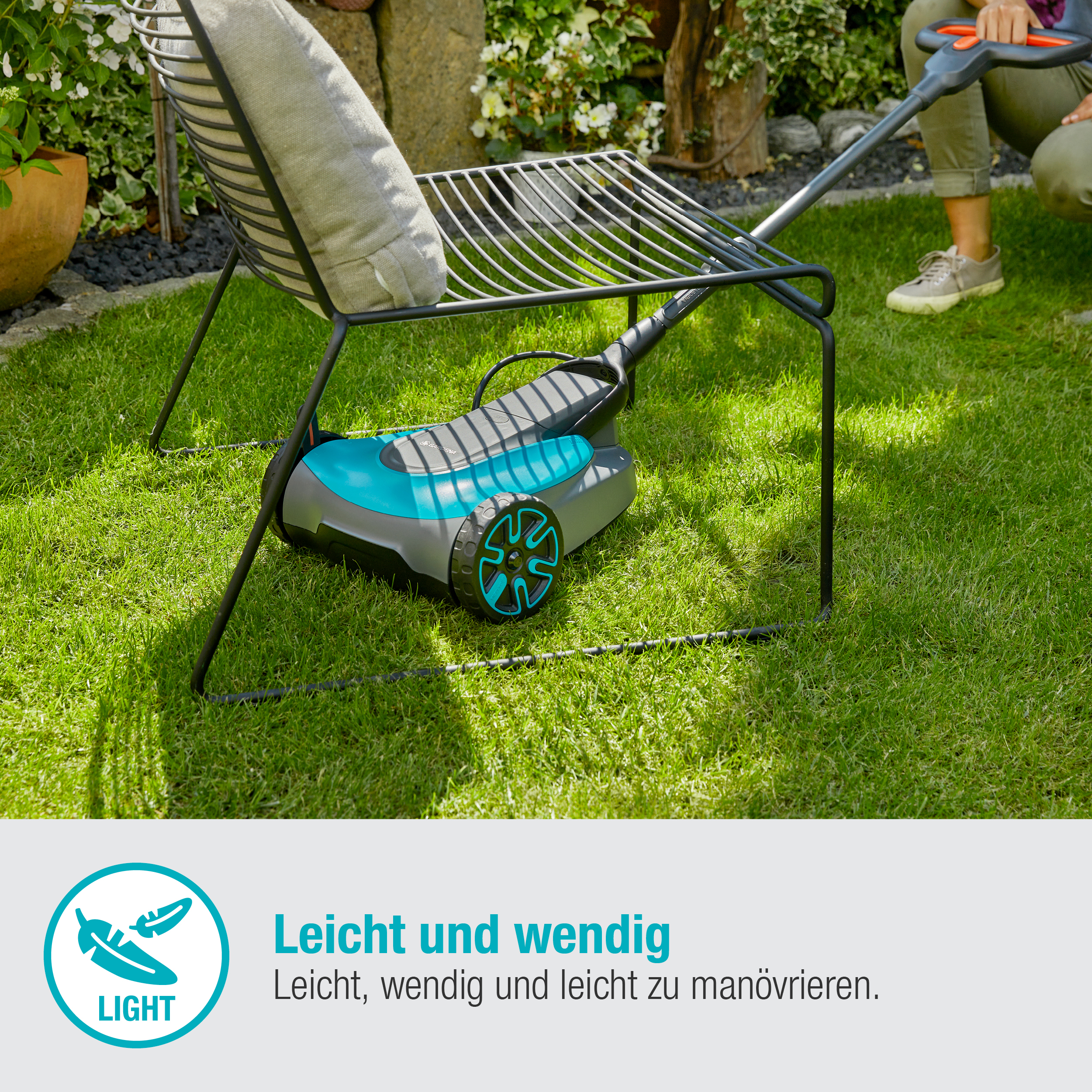 Ein Rasenmäher auf Gras, eine Person, die ihn bedient, ein Stuhl mit Kissen und Text 'Leicht'.