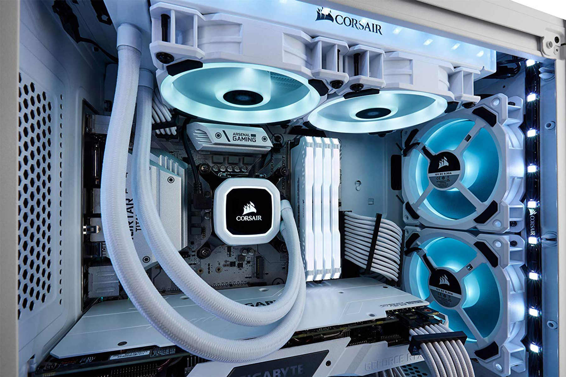 PC-Komponenten: weißes Corsair-Kühlsystem, Lüfter und Grafikkarte im weißen Gehäuse.