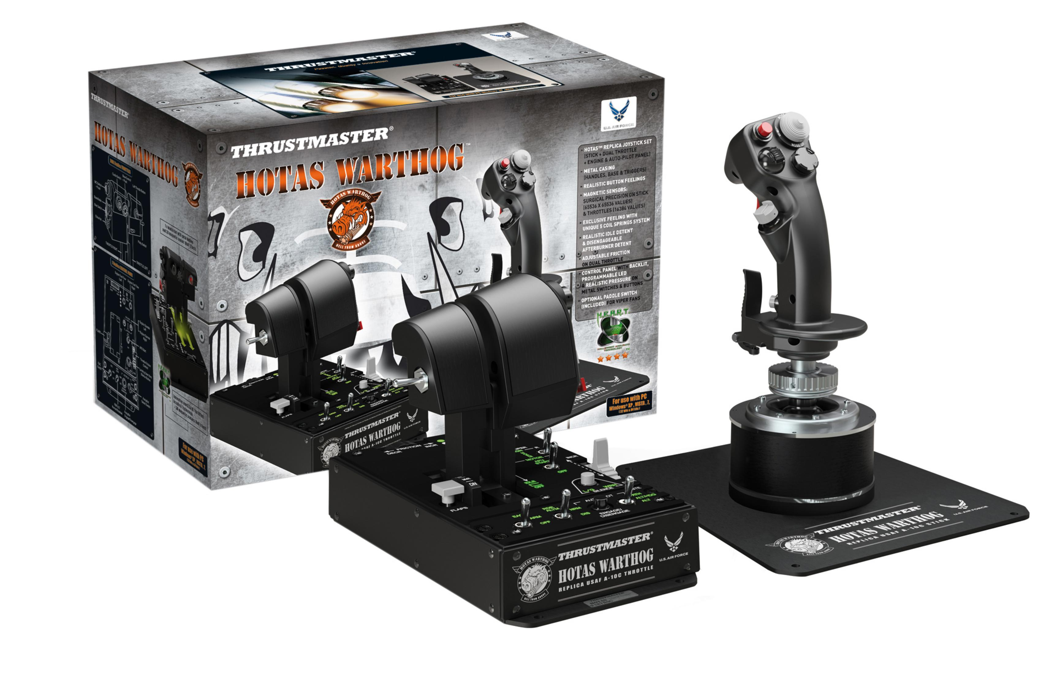 Un set di joystick e acceleratore Thrustmaster HOTAS Warthog, con una scatola sullo sfondo.