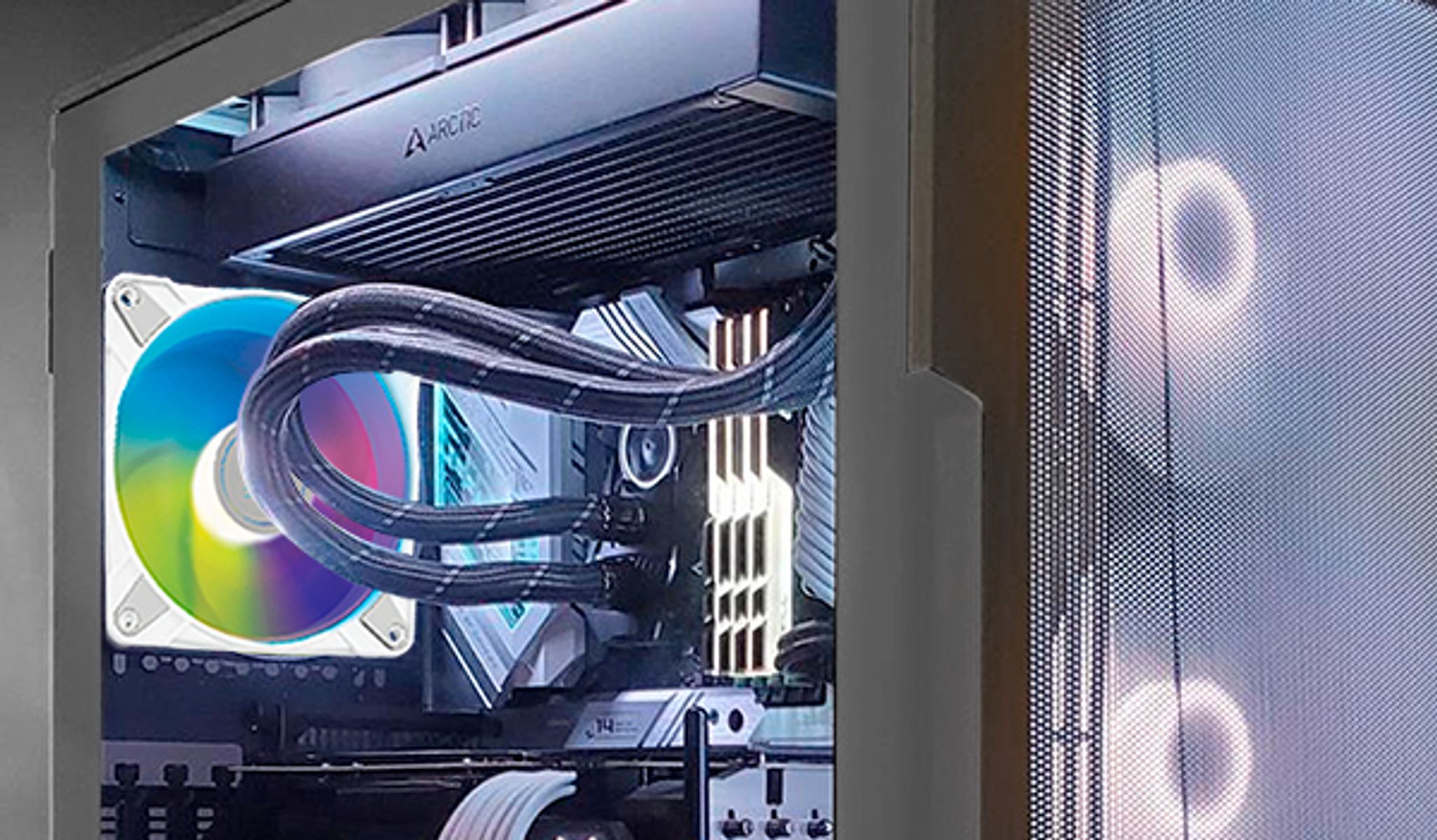 Interno di un case del computer. Ci sono ventole, tubi e altre parti, tutte illuminate.