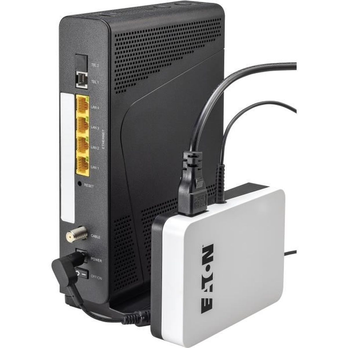 Ein schwarzer Router mit angeschlossenen Kabeln und ein weißes Netzteil daneben.