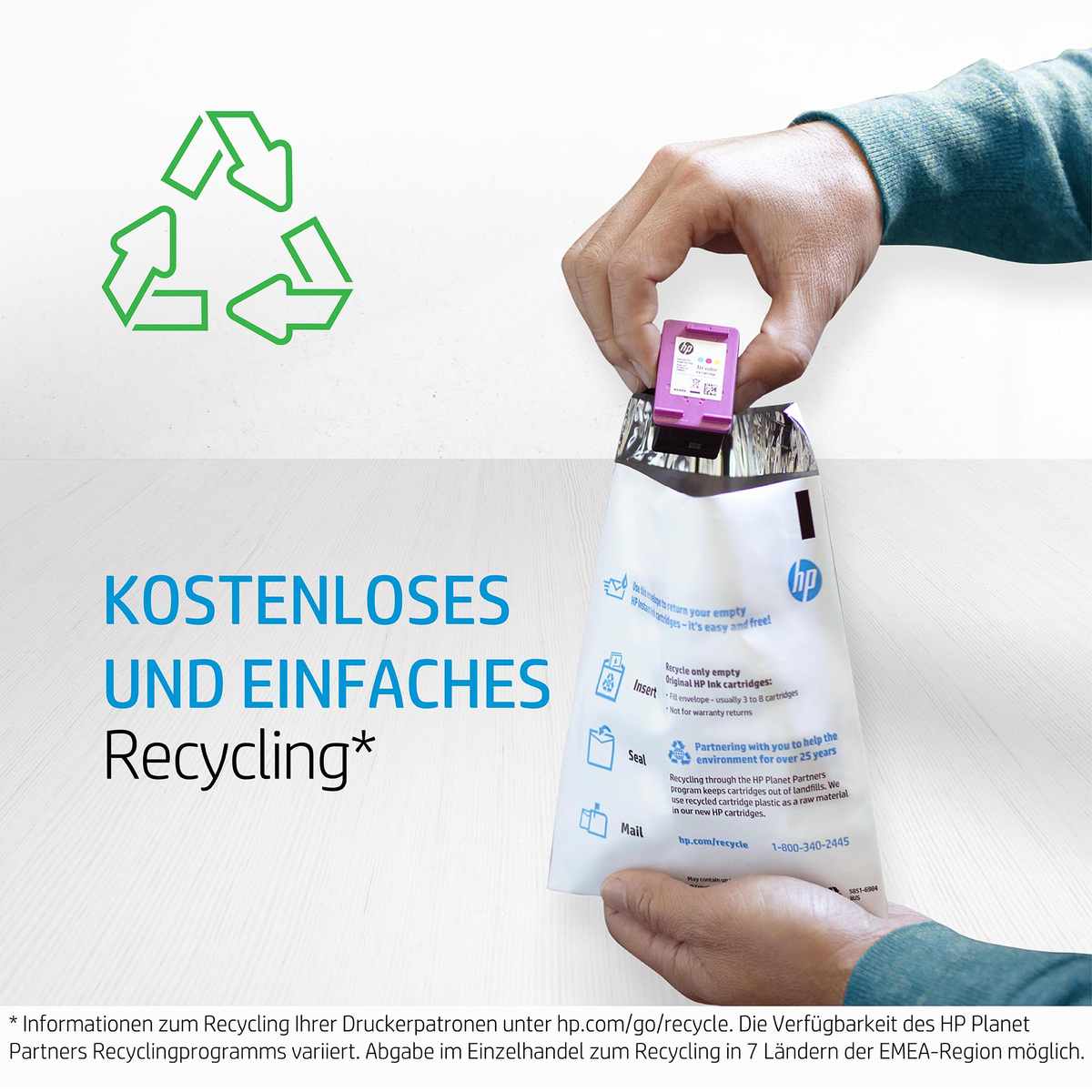 Eine Hand, die eine violette HP-Tintenpatrone über einer Recycling-Tüte mit Recycling-Symbolen und Text hält.