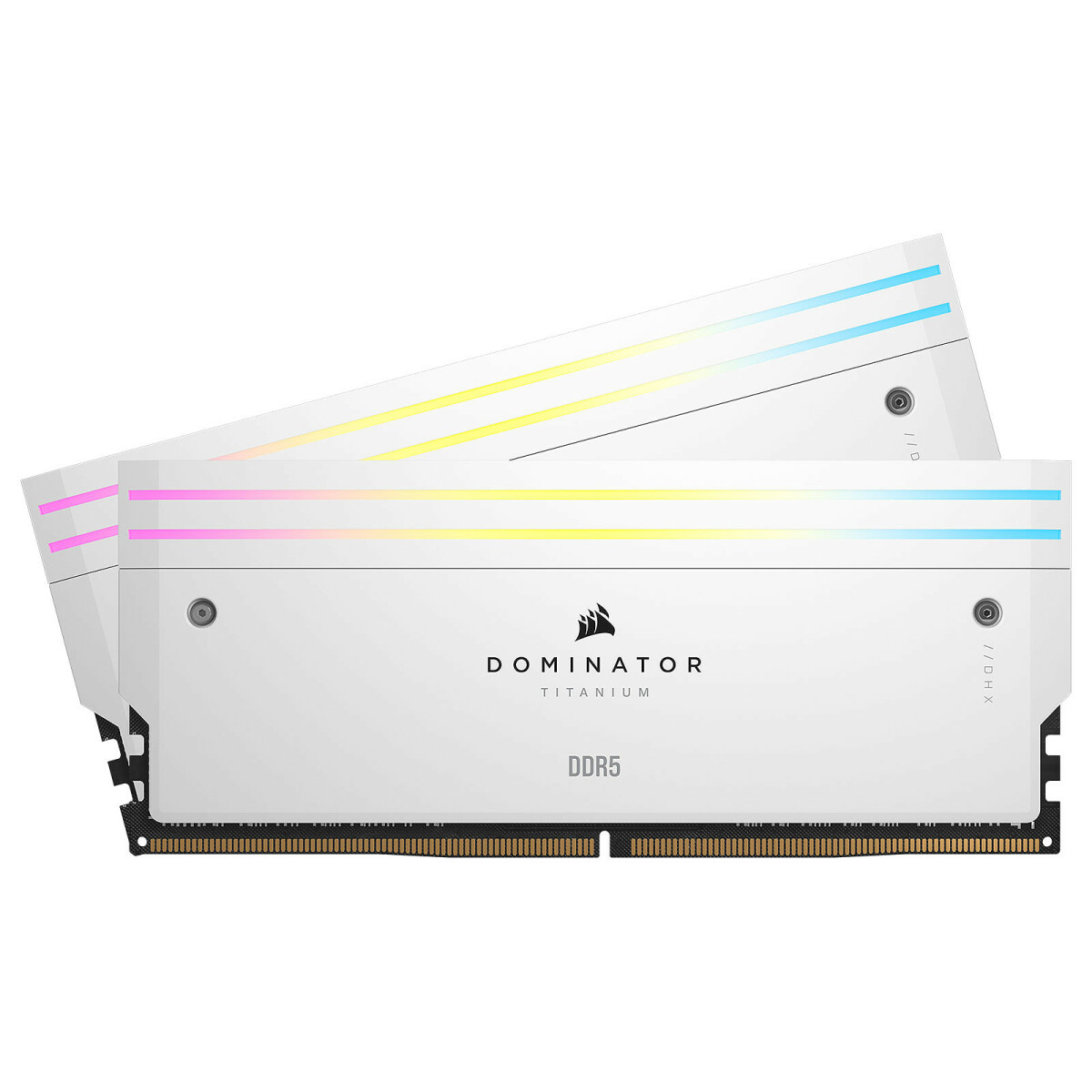 Dwa białe moduły RAM z oświetleniem RGB na górze. Marka Corsair Dominator Titanium.