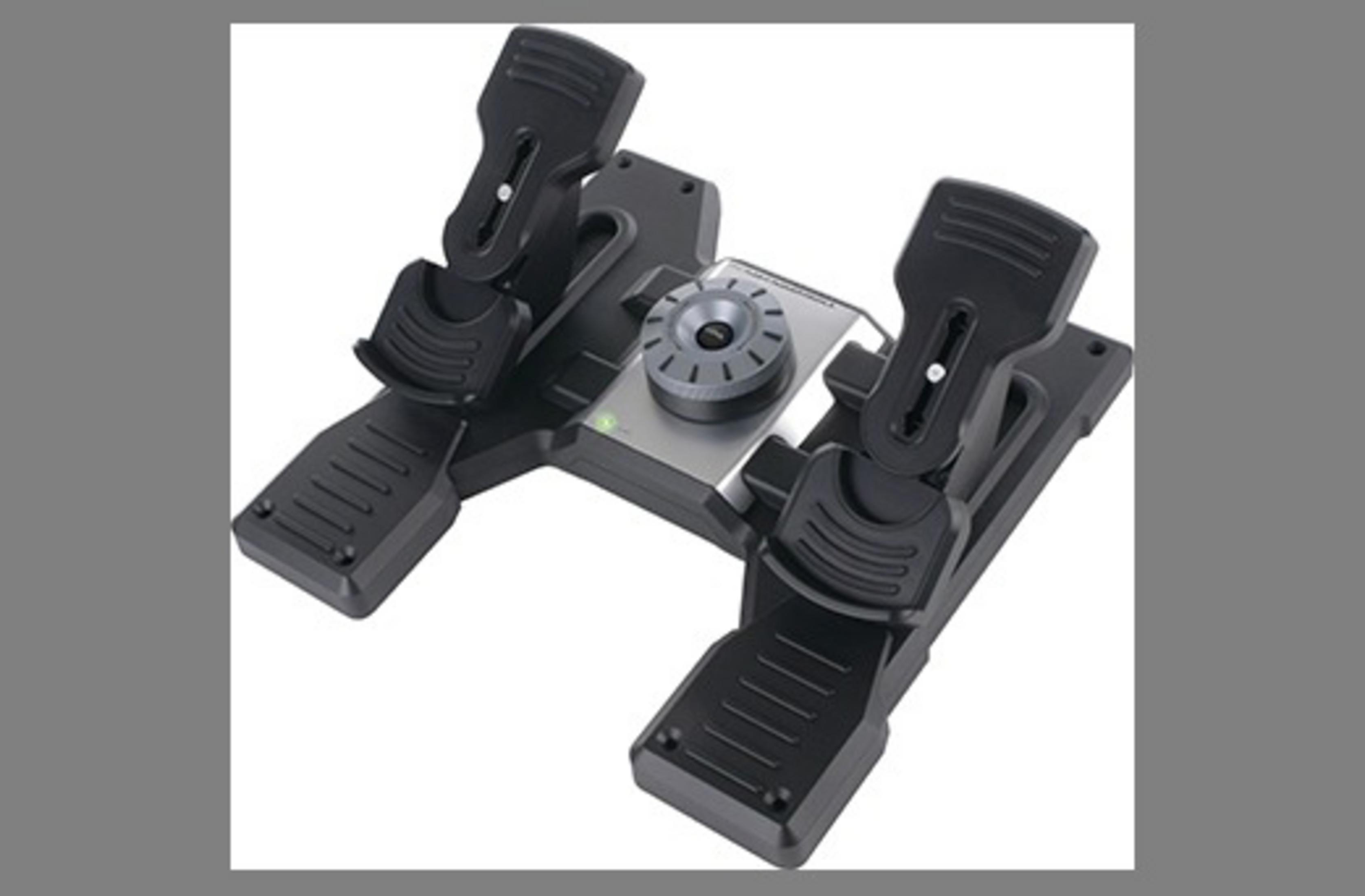 Ein Flugsimulator-Pedal-Set. Das Set ist dunkelgrau. Der Hintergrund ist hellgrau.