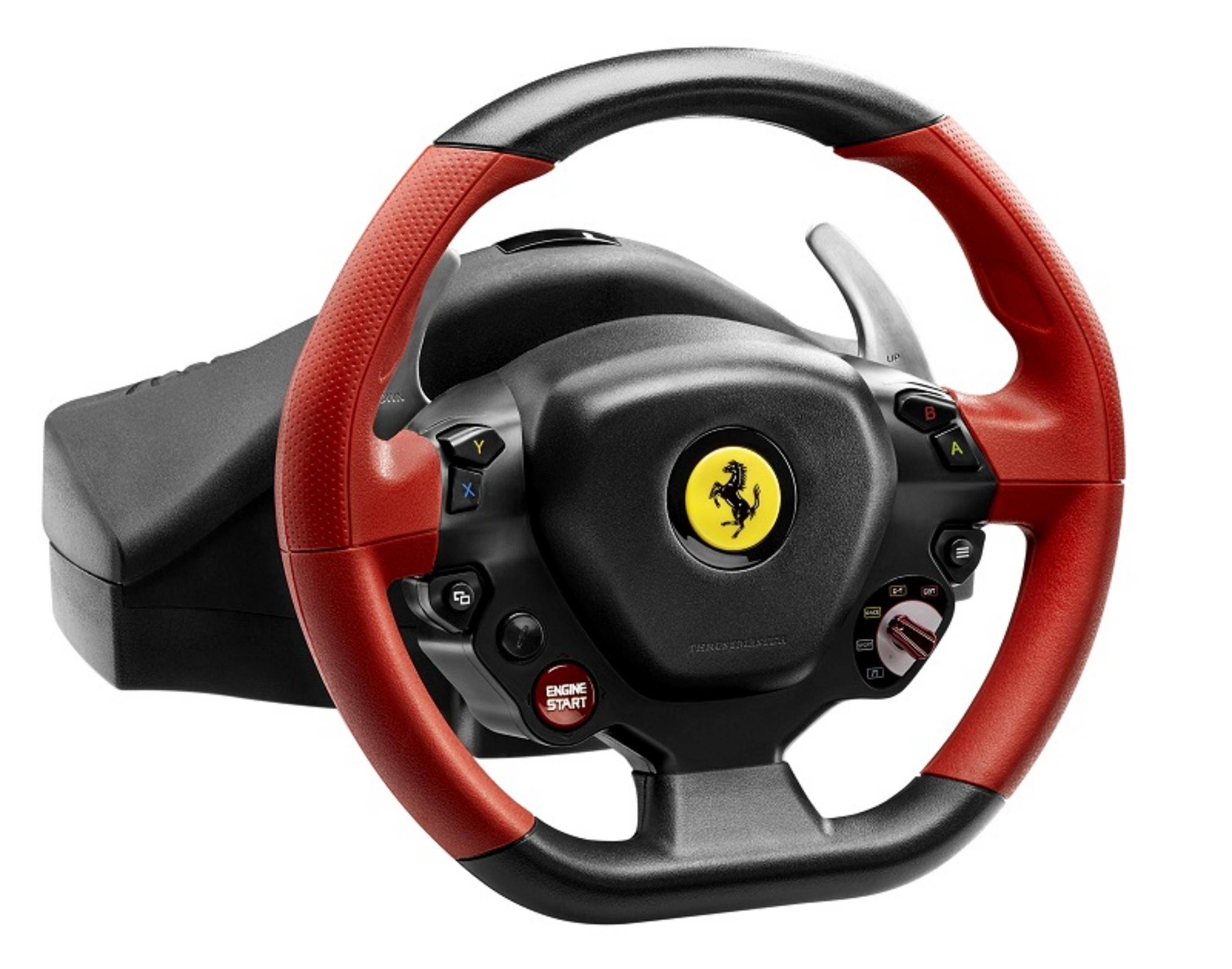 Un volant Ferrari noir et rouge avec des boutons, des logos et des palettes, sur fond blanc.
