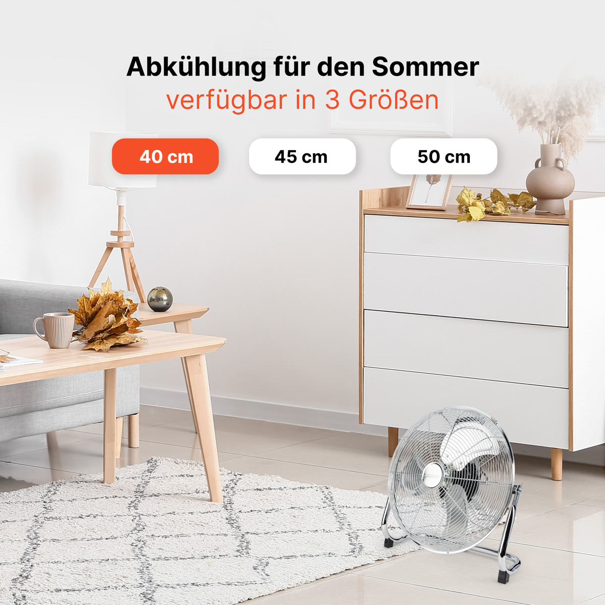 Pokój z wentylatorem. Wentylator, komoda, stół z dekoracjami. Tekst: Abkühlung für den Sommer.