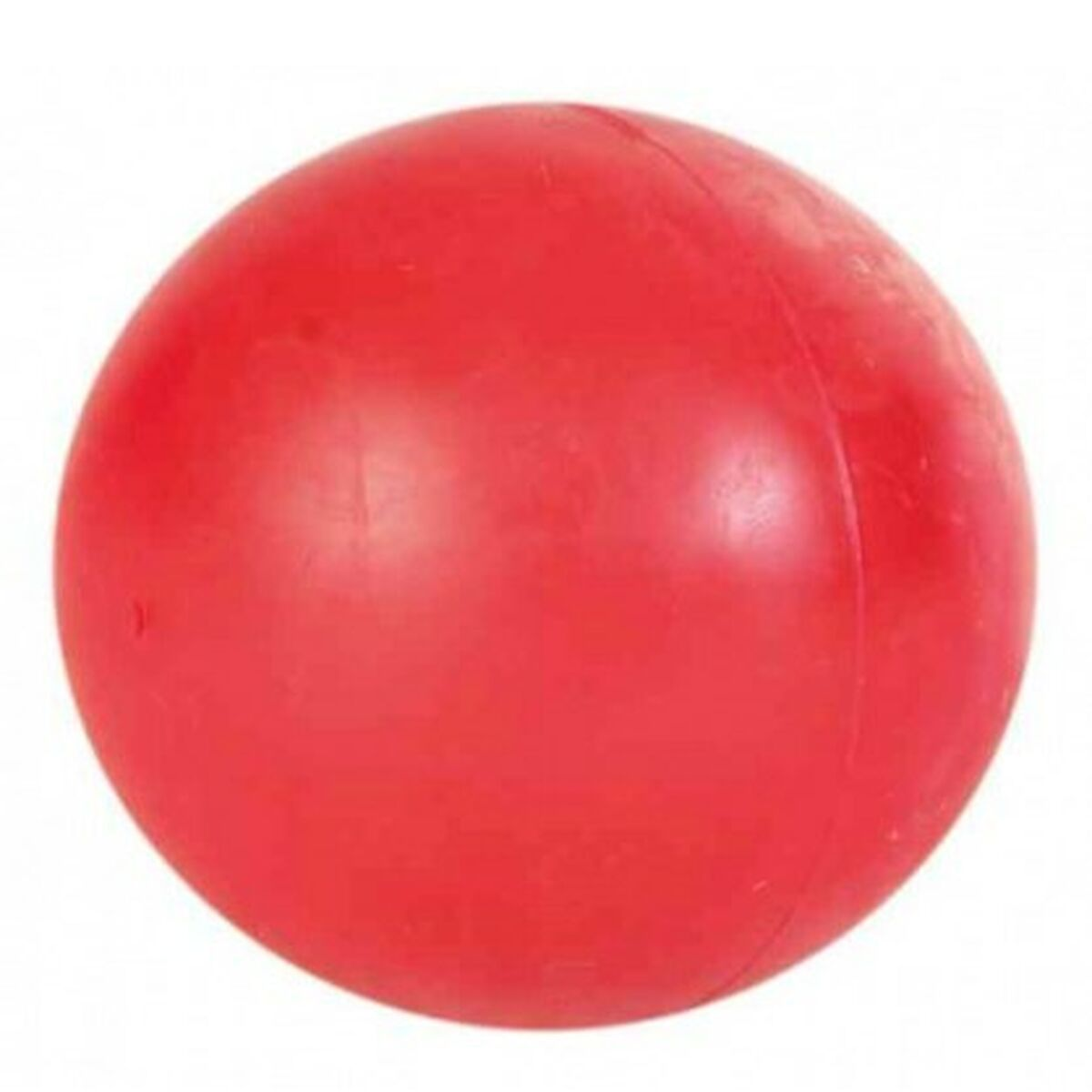 Una bola roja sólida aislada sobre un fondo blanco. Es redonda y tiene una superficie lisa.