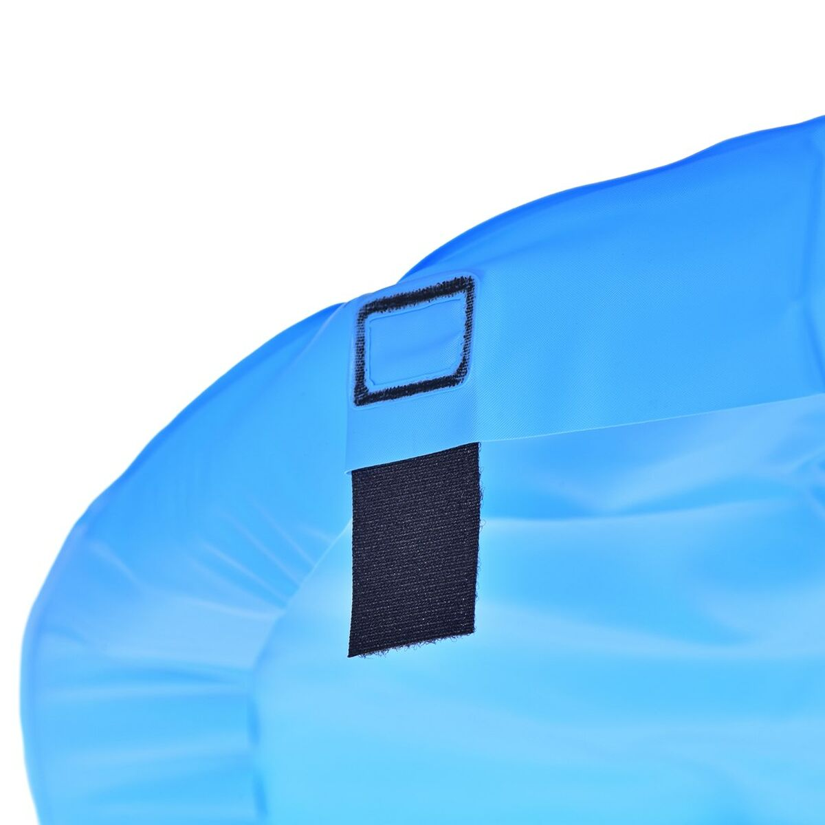 Eine Person in einem Boot, die auf einem See paddelt, mit einem Handycase.