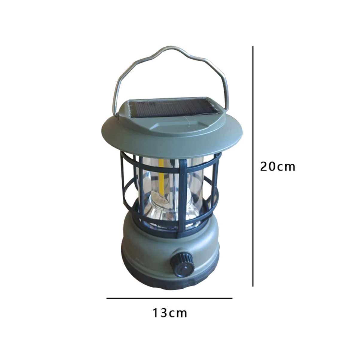 Laterne mit Solarpanel oben. Dunkelgrüne Farbe. Maße: 20 cm hoch, 13 cm breit.