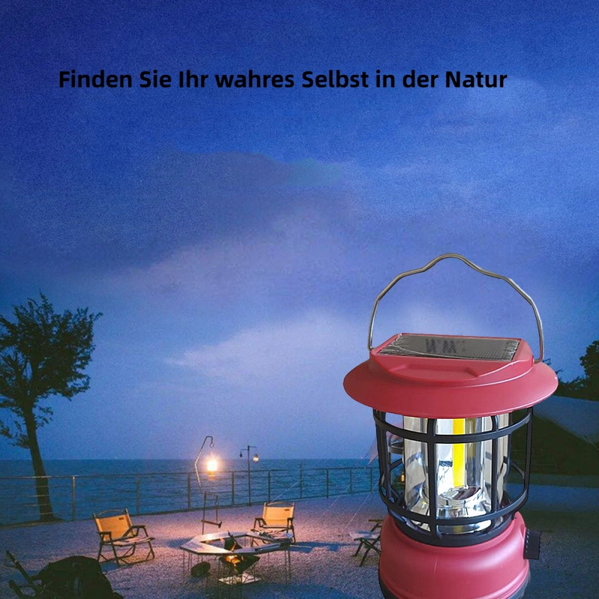 Rote und silberne Laterne am Strand bei Nacht mit Stühlen und ruhigem Meer.
