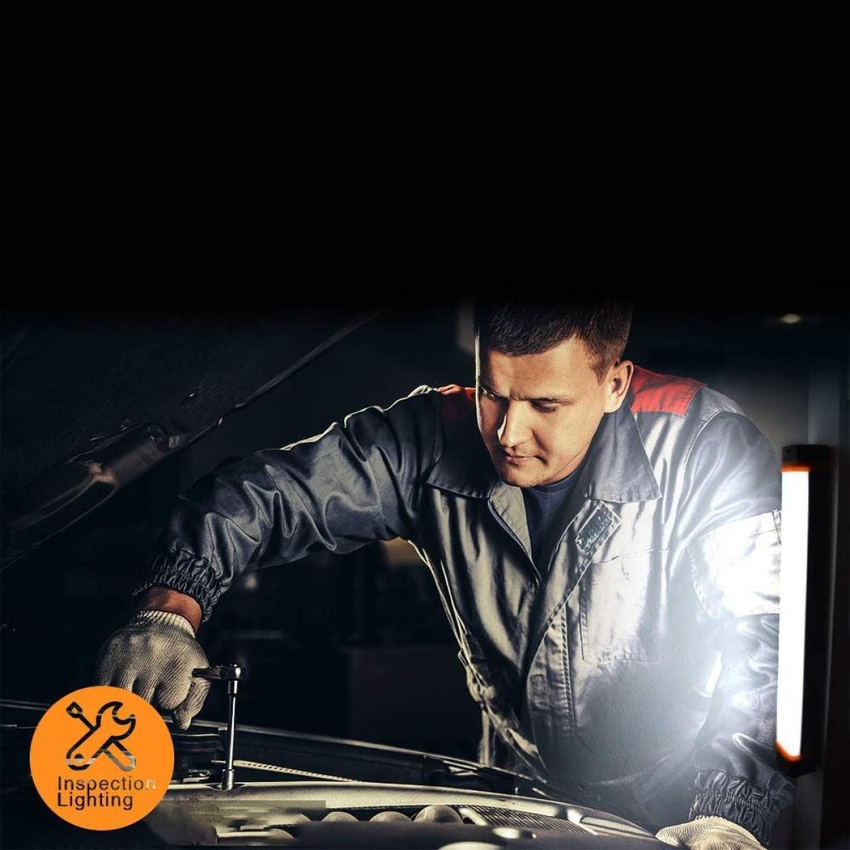 Ein Mechaniker arbeitet mit hellem Arbeitslicht an einem Automotor. Das Logo Inspection Lighting ist sichtbar.