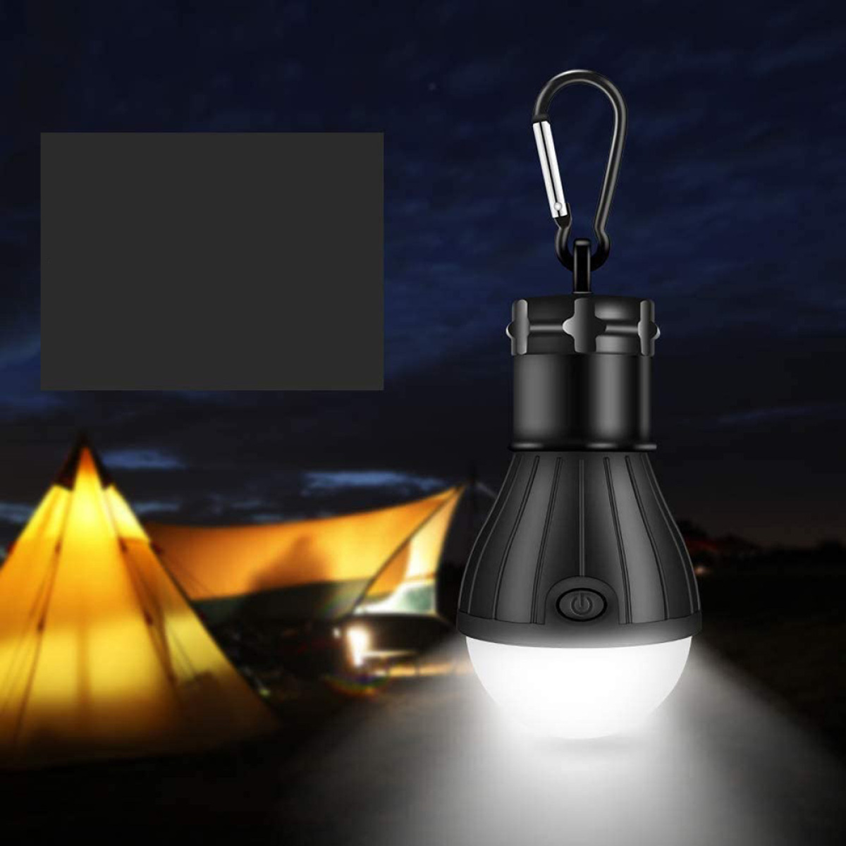 Schwarze Campinglaterne mit Haken, leuchtet in der Nachtszene.
